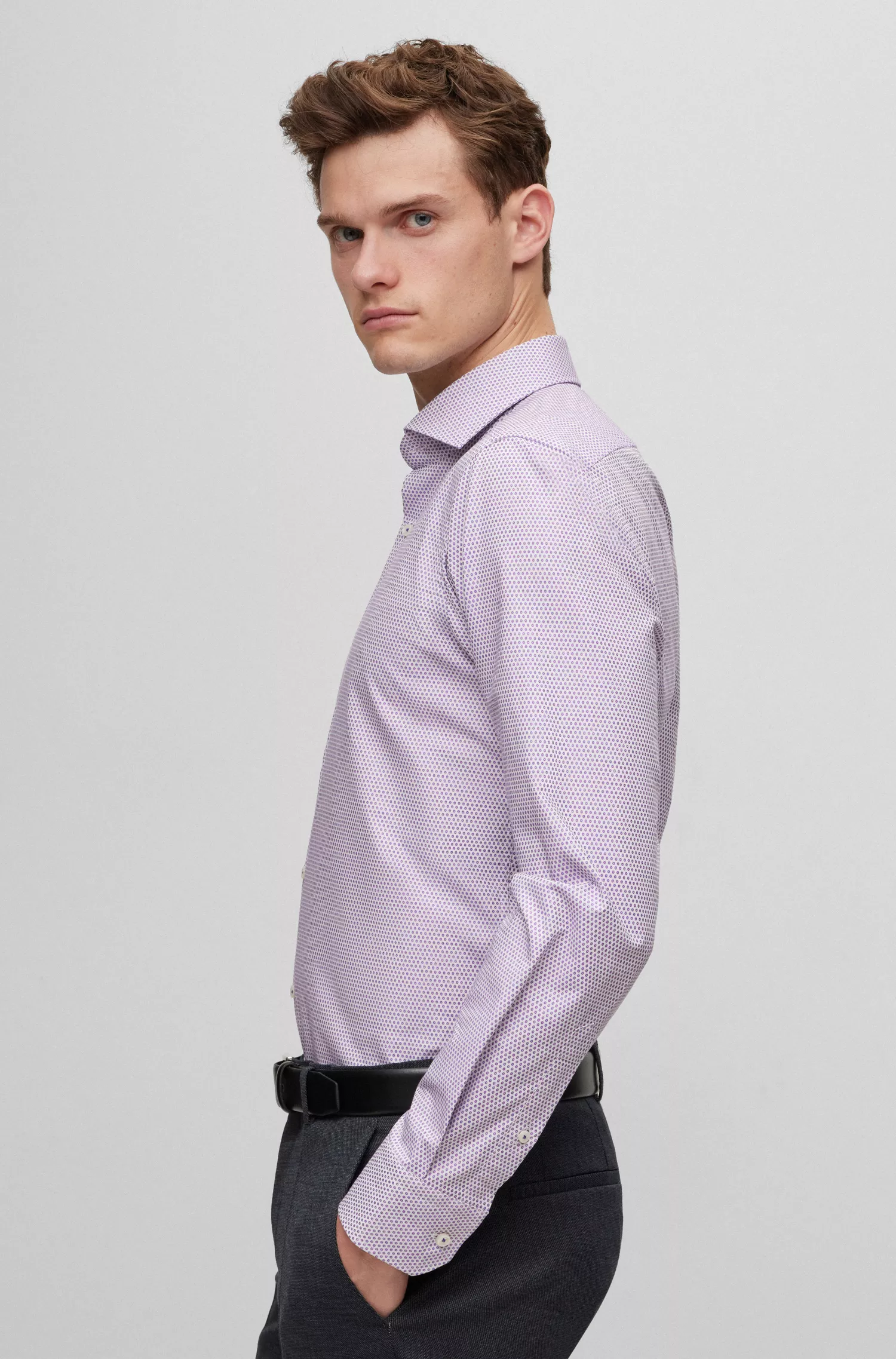Camisa BOSS preta de corte regular em algodão estruturado com elastano.