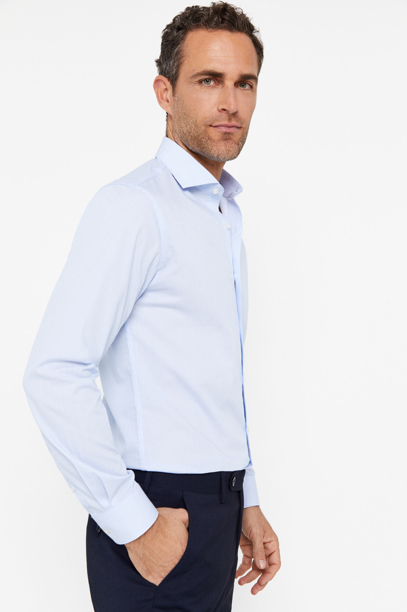 Camisa social azul com micro-listras, fácil de passar.