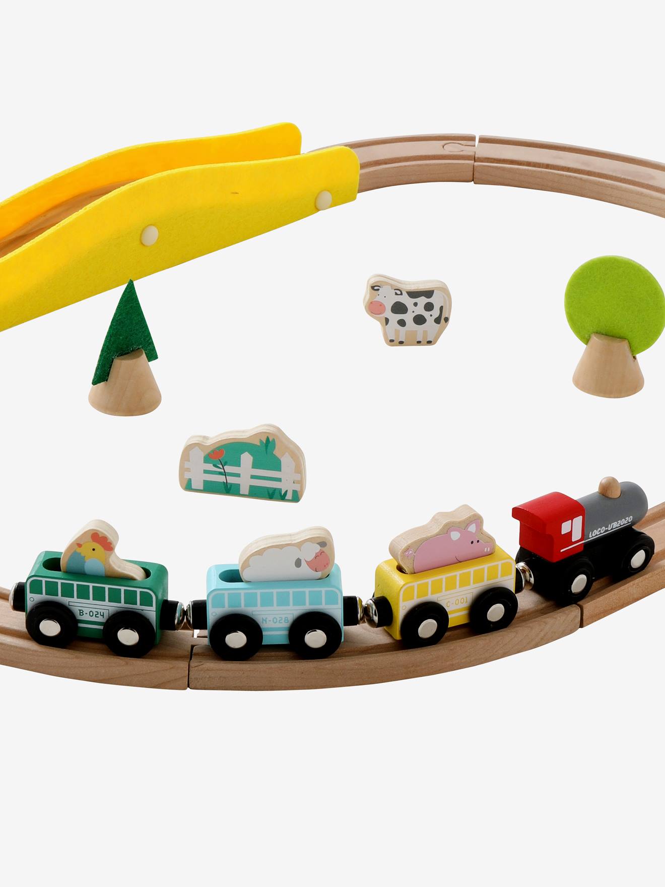 Pequeno circuito de trem de madeira multicolorido