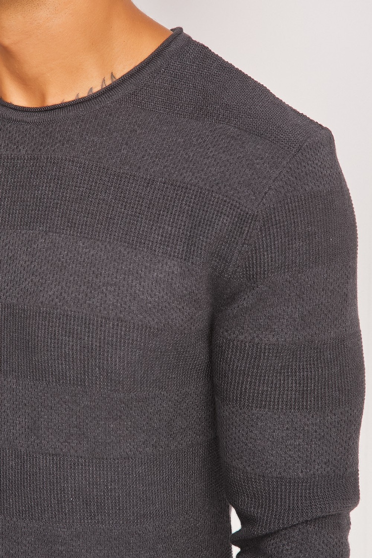 Pull fin gris foncé manches longues