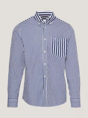 Camisa clássica com listras marcantes e modelagem regular.