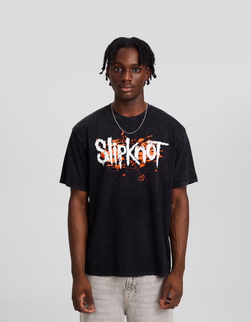 Camiseta Slipknot com estampa, mangas curtas e modelagem quadrada.