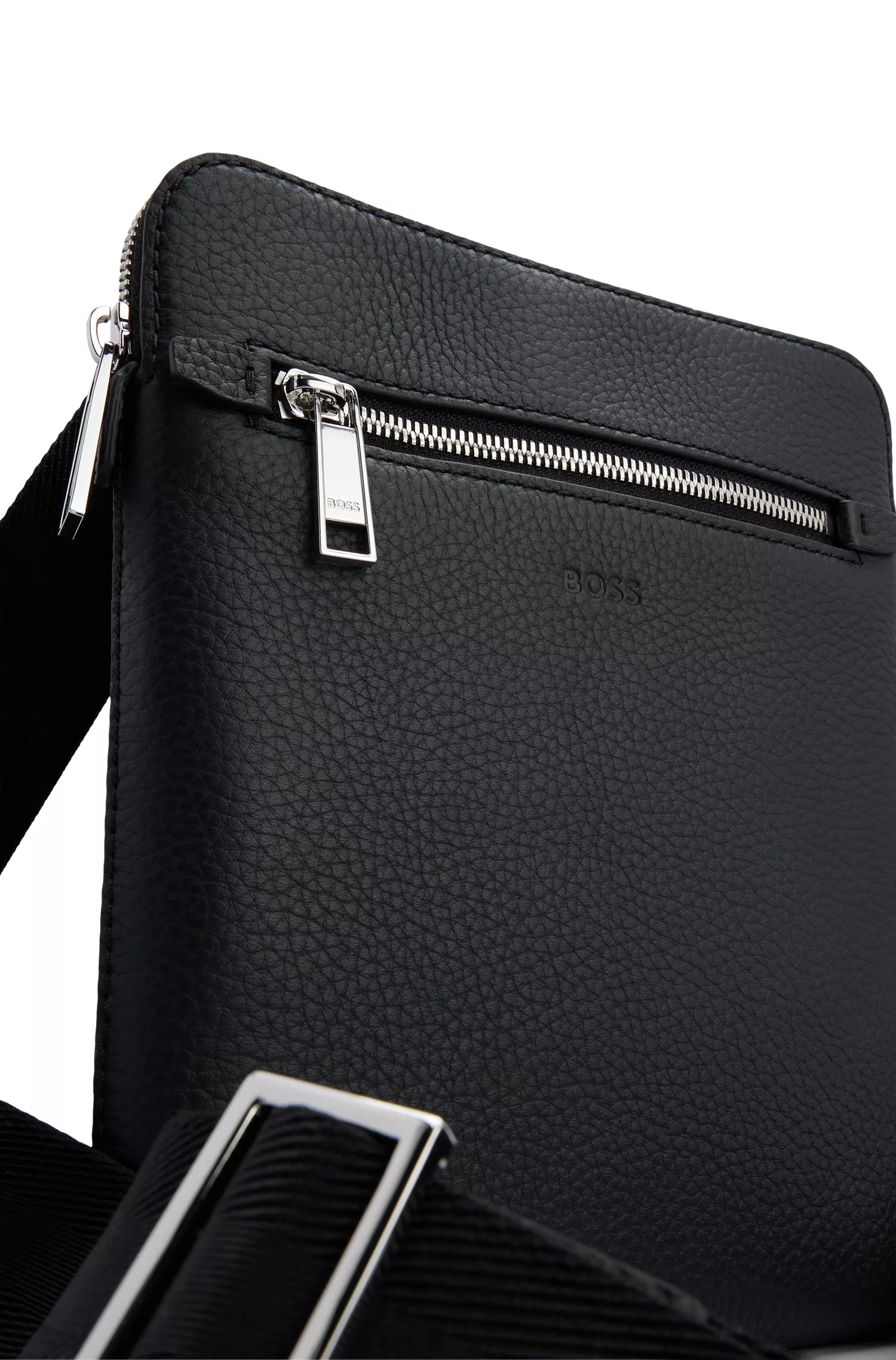 Bolsa BOSS Black-Envelope em couro italiano com logotipo em relevo.