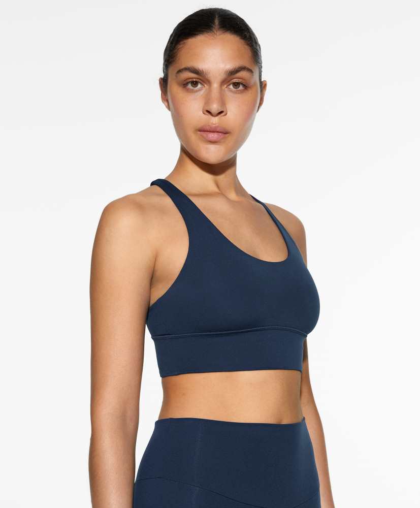 Sutiã esportivo com suporte médio para os seios.
