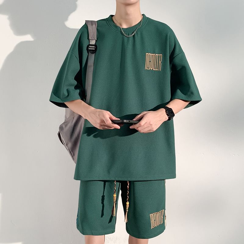 FORSETI - Set: T-shirt met korte mouwen, ronde hals en belettering + shorts met middelhoge taille