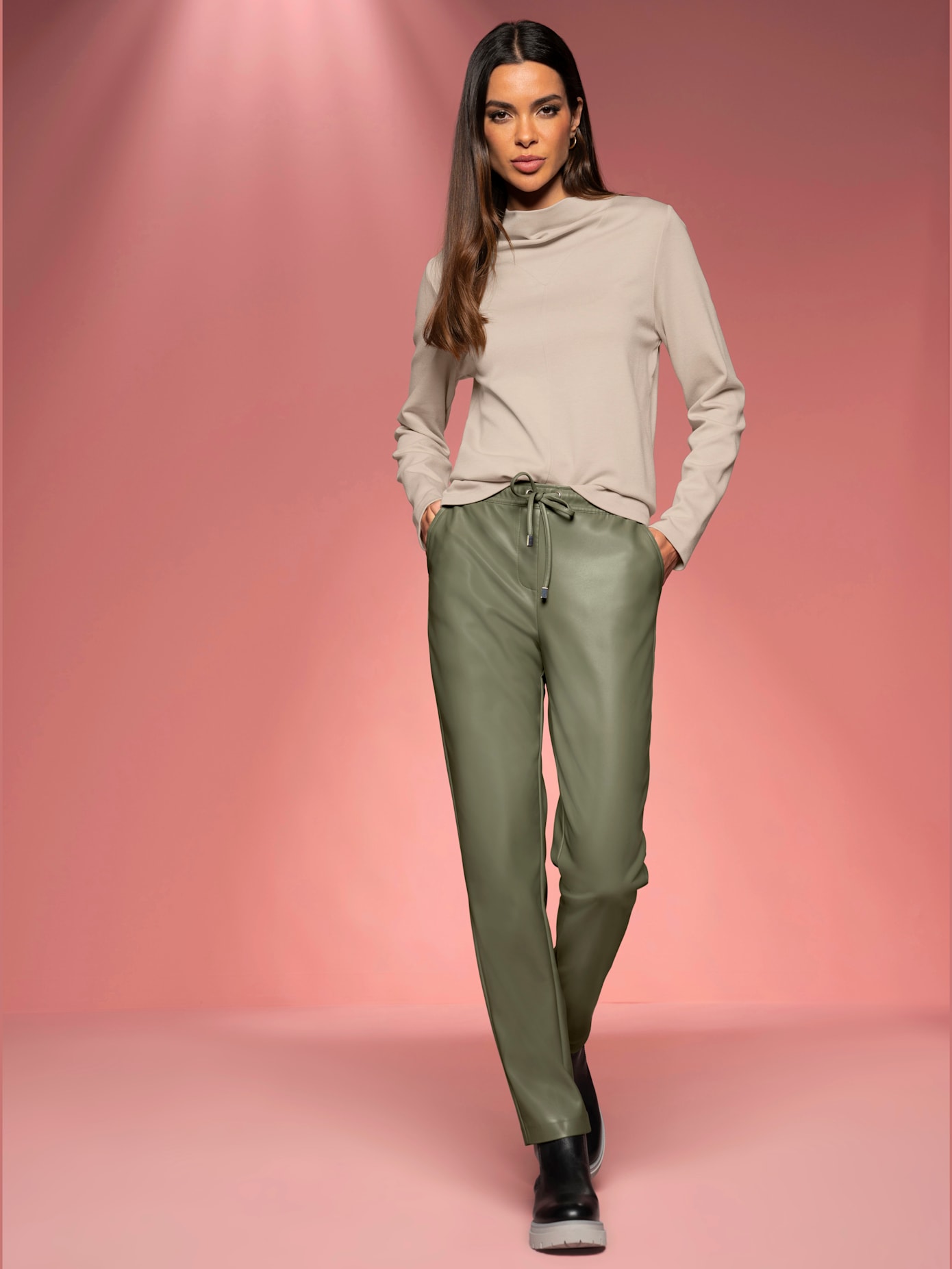 Pantalon en imitation cuir synthétique joliment brillant
