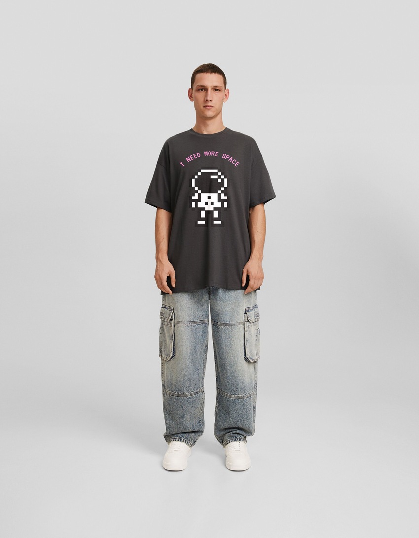 Camiseta oversized da moda com mangas curtas e estampa.