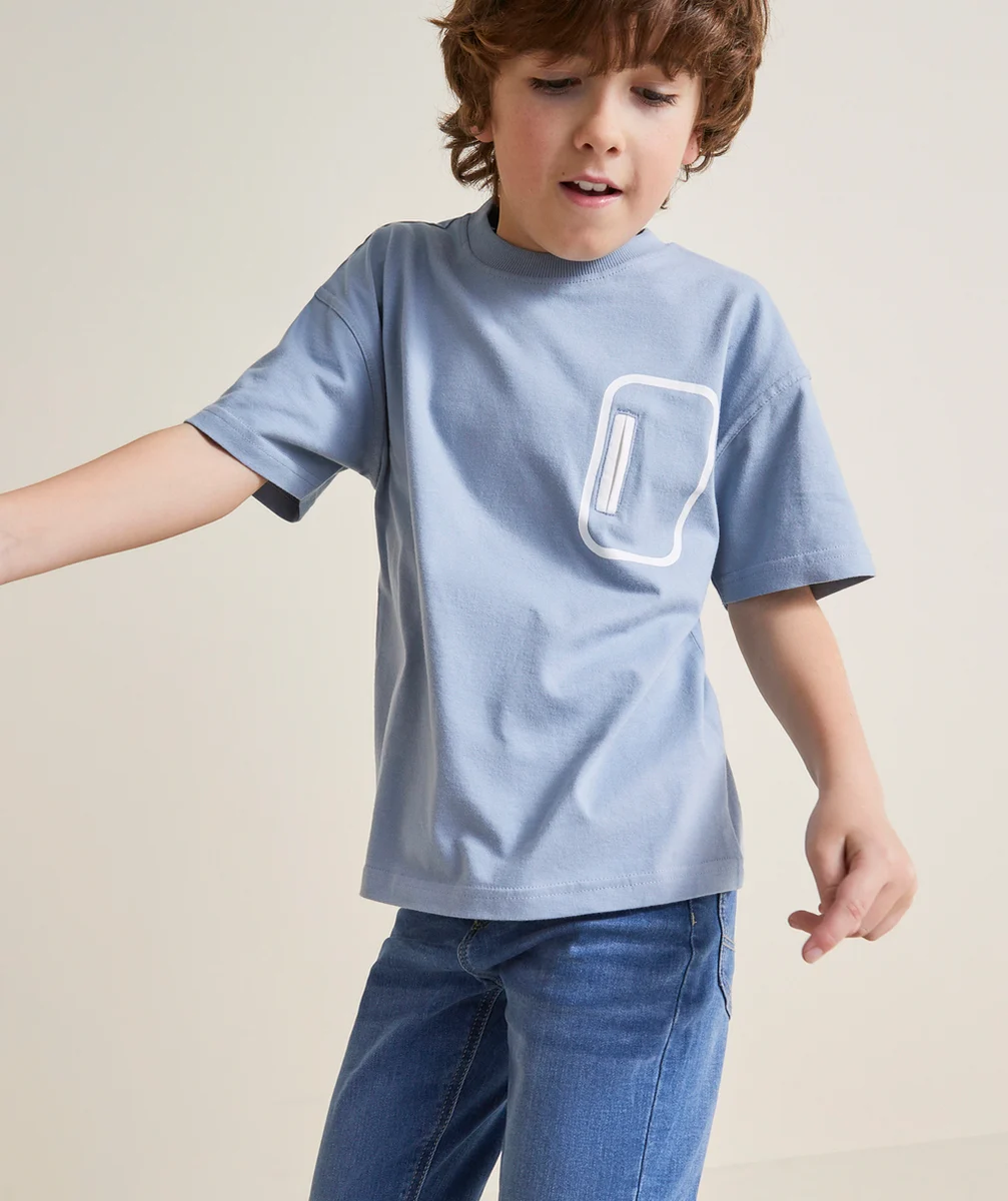 T-SHIRT GARÇON EN COTON BIOLOGIQUE BLEU CIEL AVEC DÉTAIL POCHE