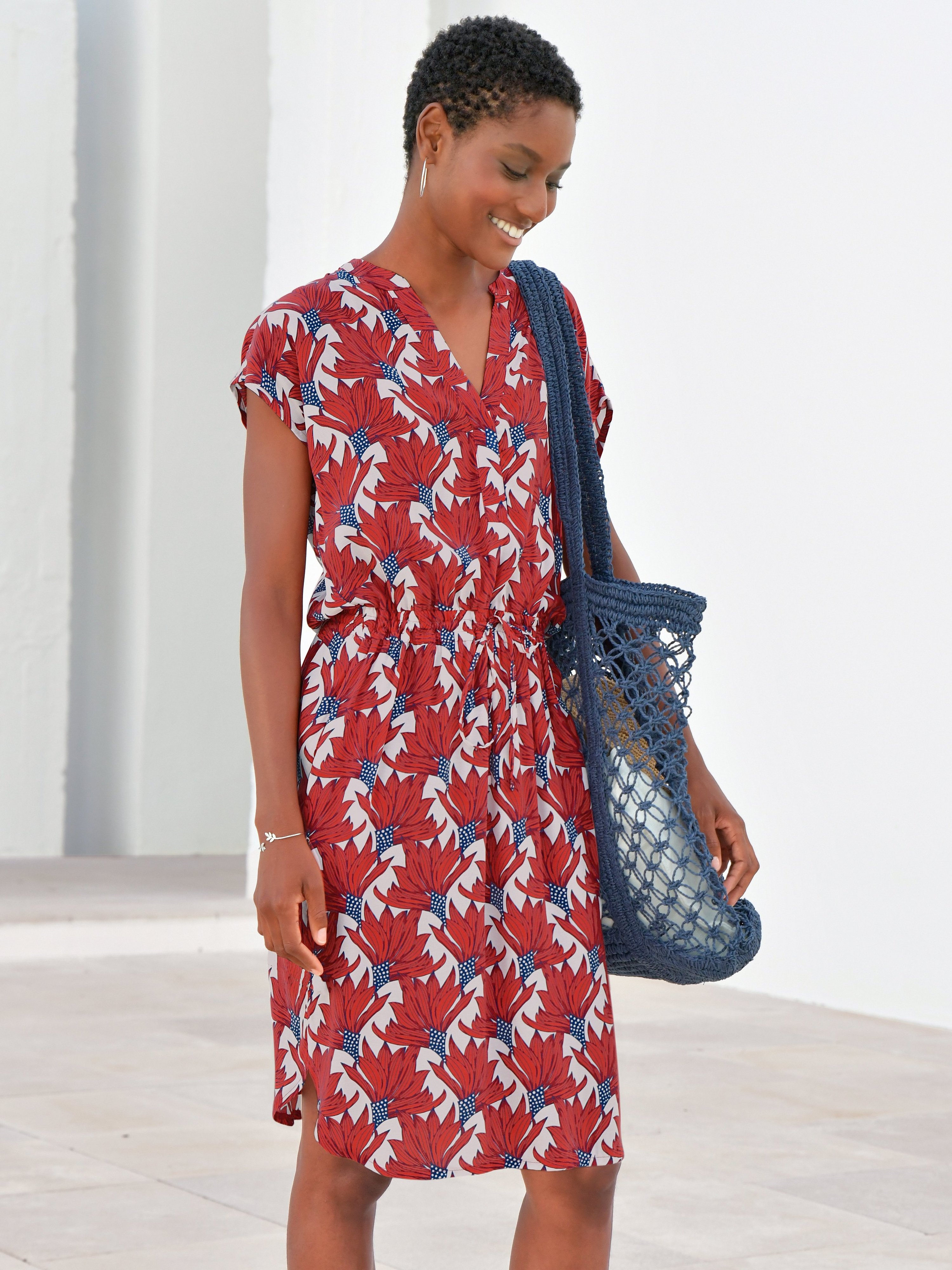 Kleid mit überschnittener Schulter