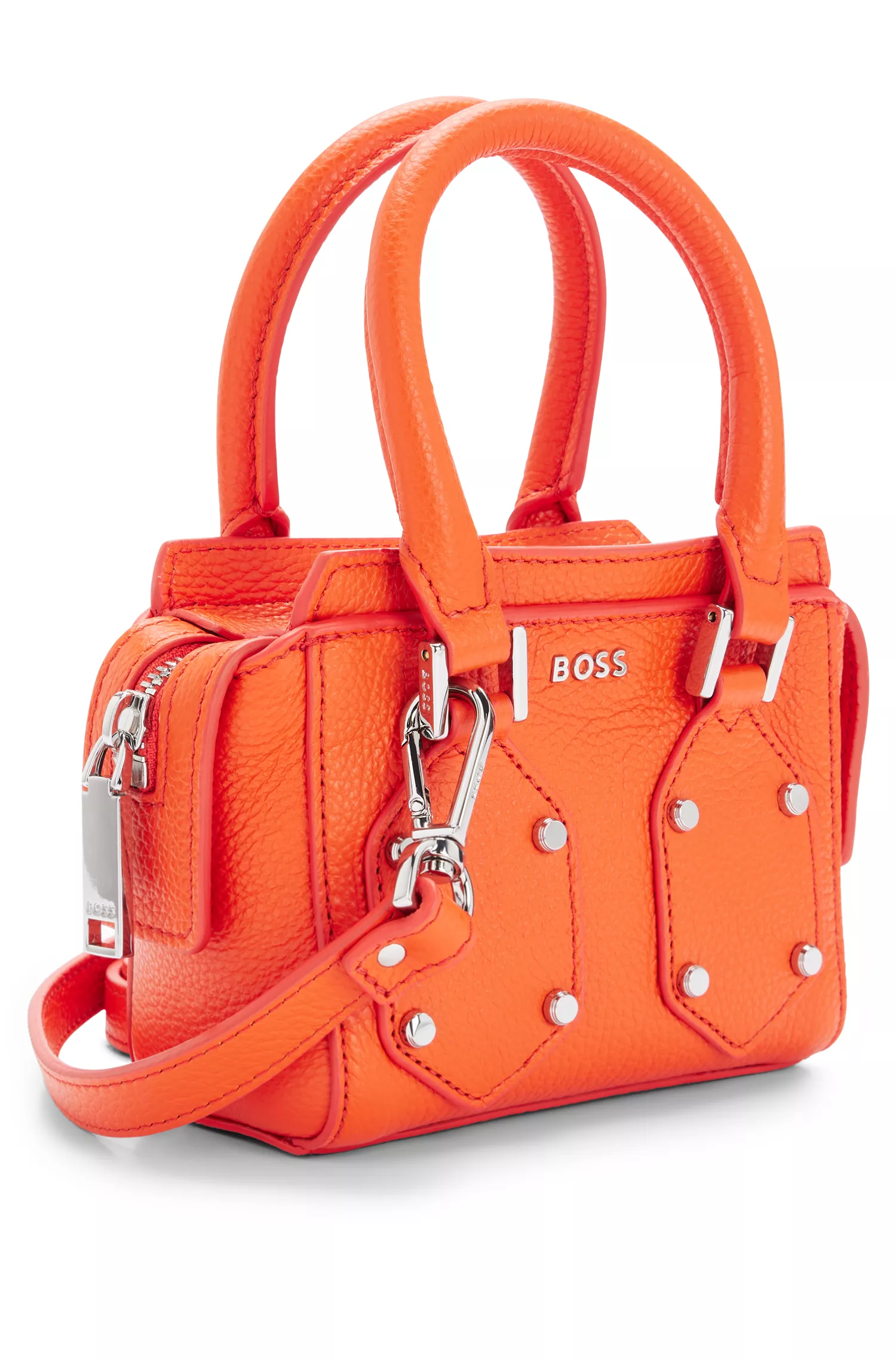 Mini bolsa BOSS em couro granulado preto com detalhes da marca.