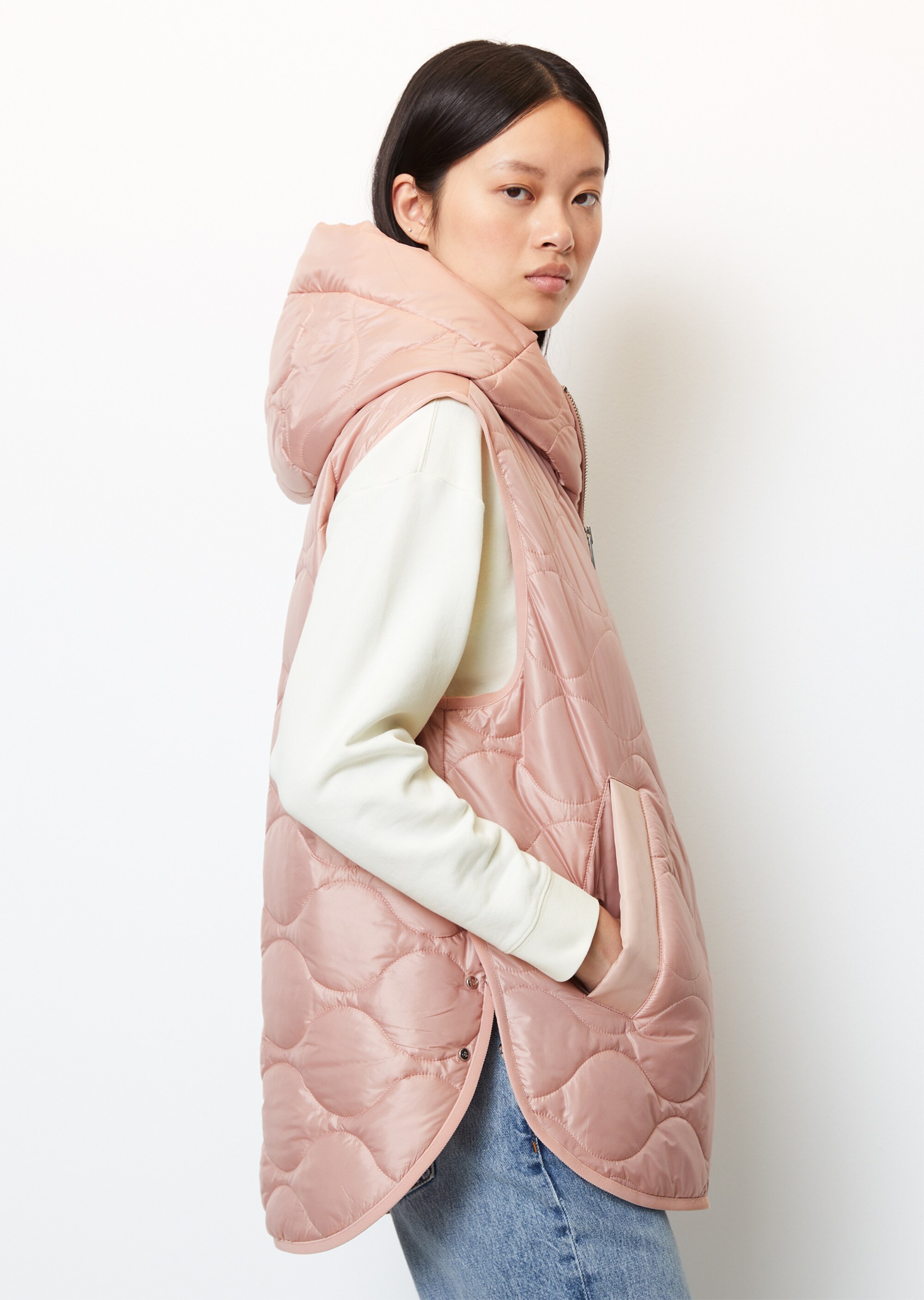 Steppweste im Cape-Stil relaxedaus recyceltem Polyester