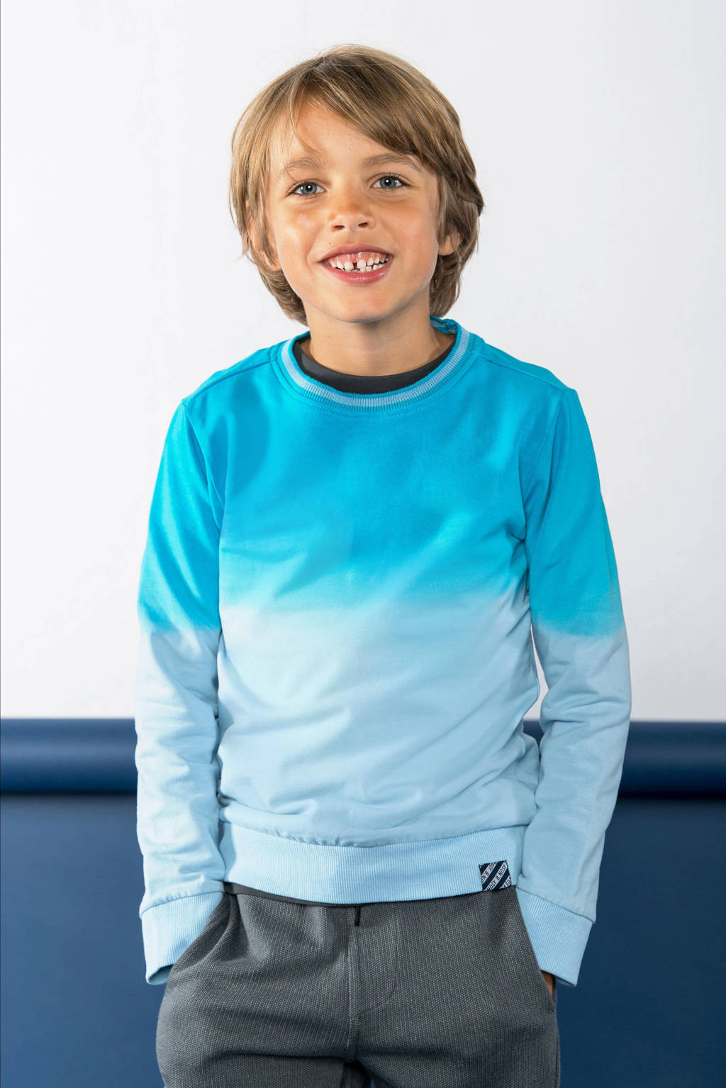 B.Nosy dip-dye sweater Stephan helderblauw/lichtblauw