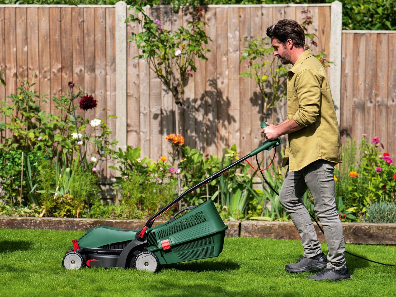 Bosch Schnur-Rasenmäher UniversalRotak 34-410 (230 V, Schnittbreite 34 cm, 40 Liter Graskasten, mit Graskämmen)