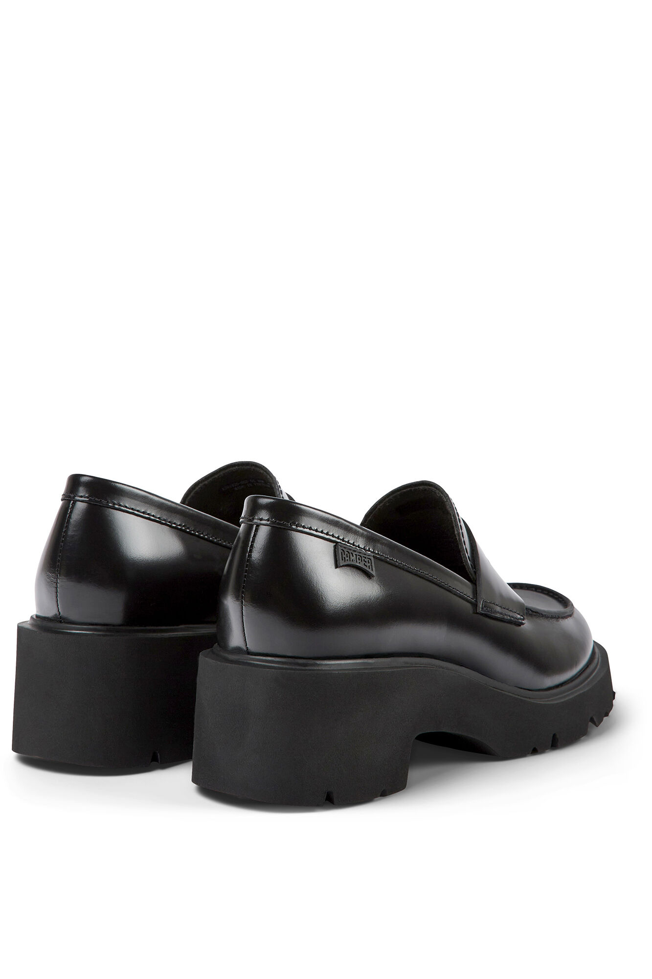 Mocassins femininos em couro com solado em EVA.