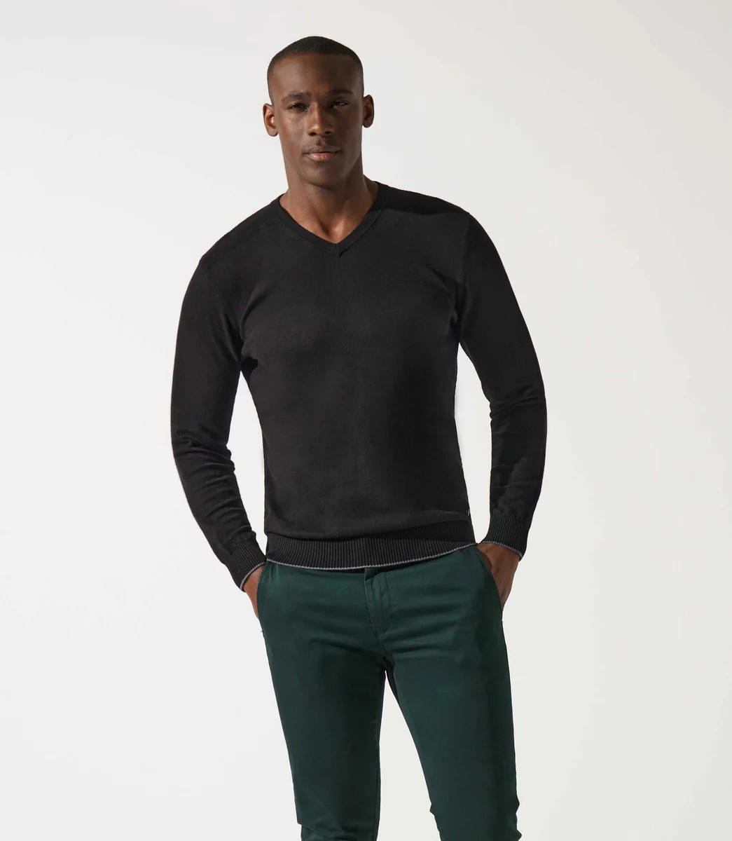 Pull col v rayé noir