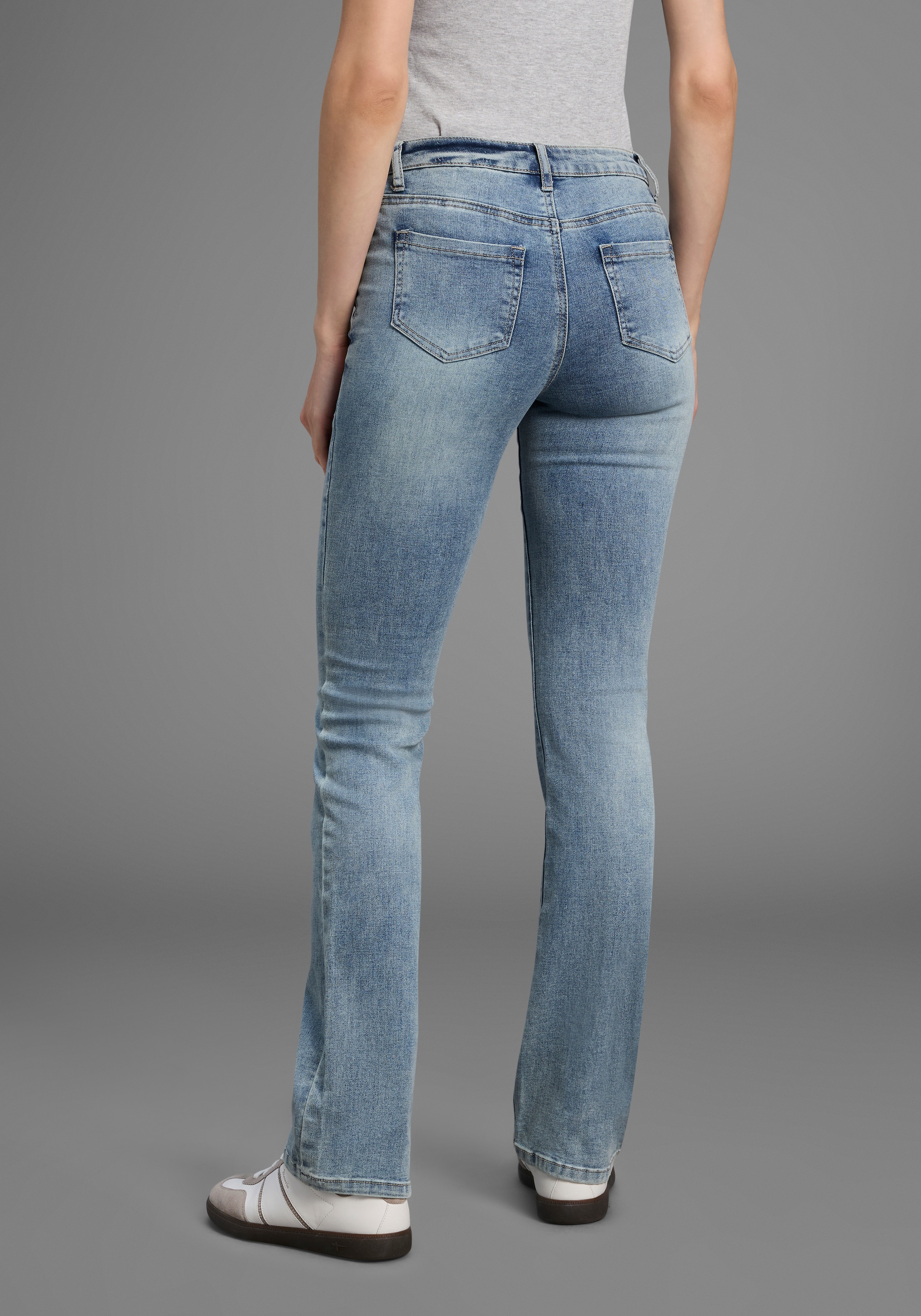 Arizona Gerade Jeans »Kontrastnähte«, niedrige Leibhöhe,  in 5-Pocket-Form,  Used-Look-Waschung