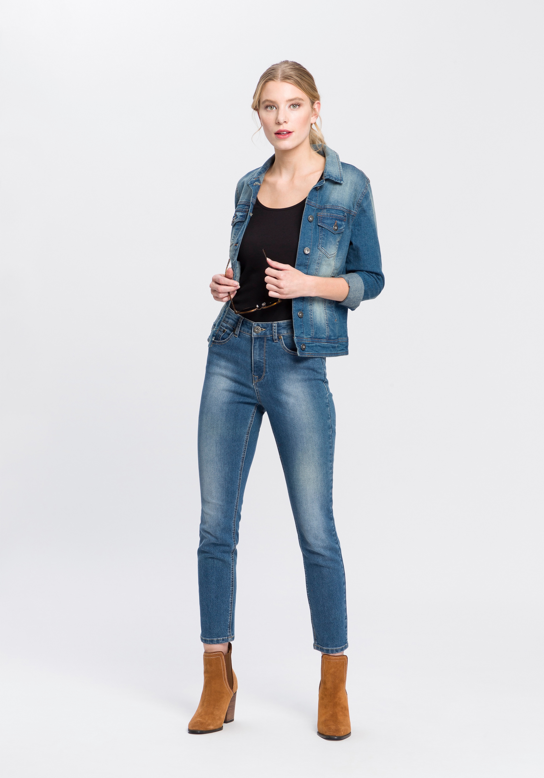 Arizona Jeansjacke aus Baumwollmischung,  figurbetont,  kurz geschnitten