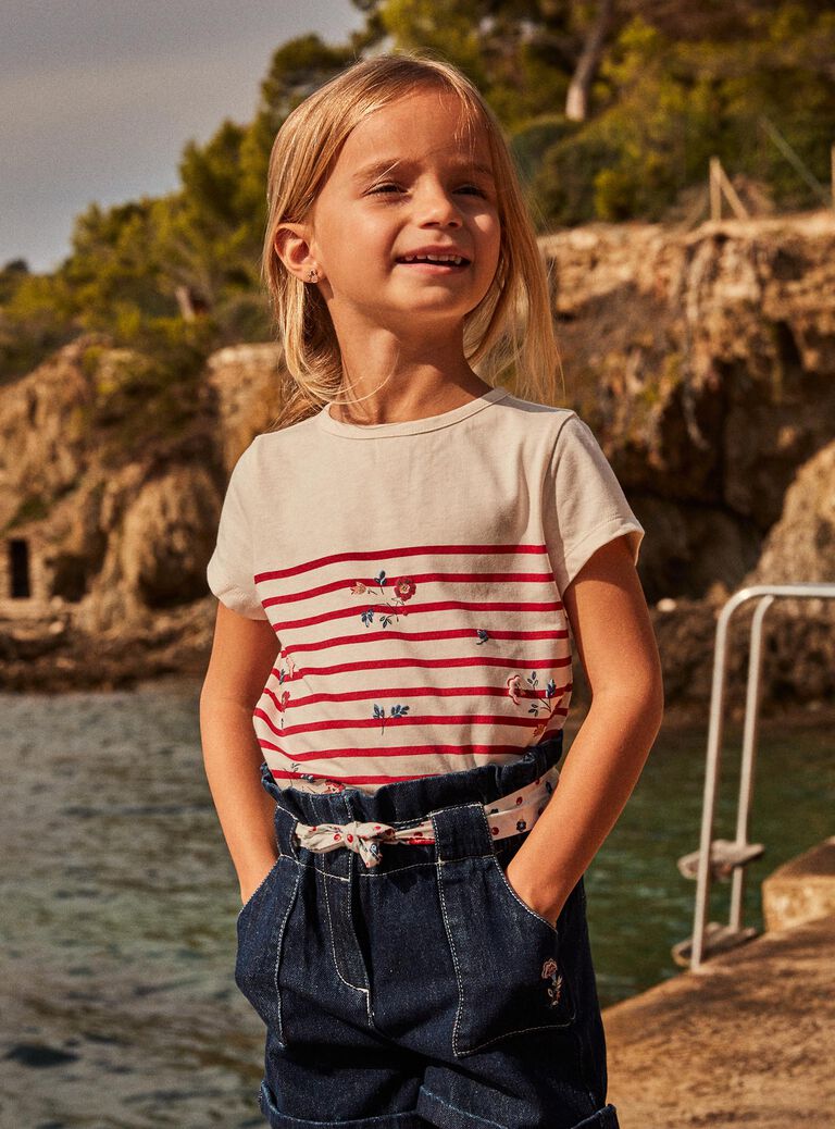 T-shirt écru à rayures rouges et fleurs