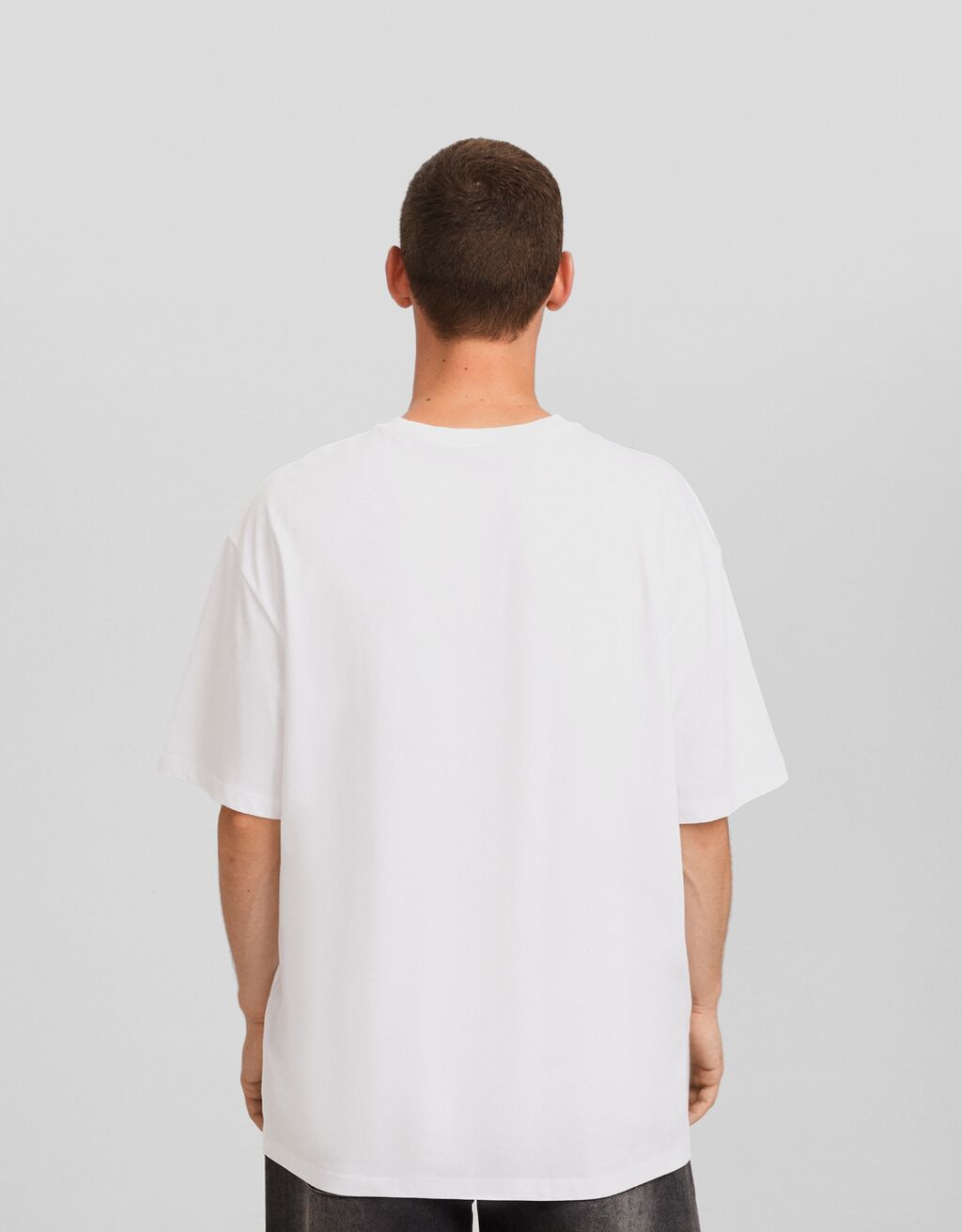 Camiseta de manga curta com modelagem quadrada e estampa da tendência atual.