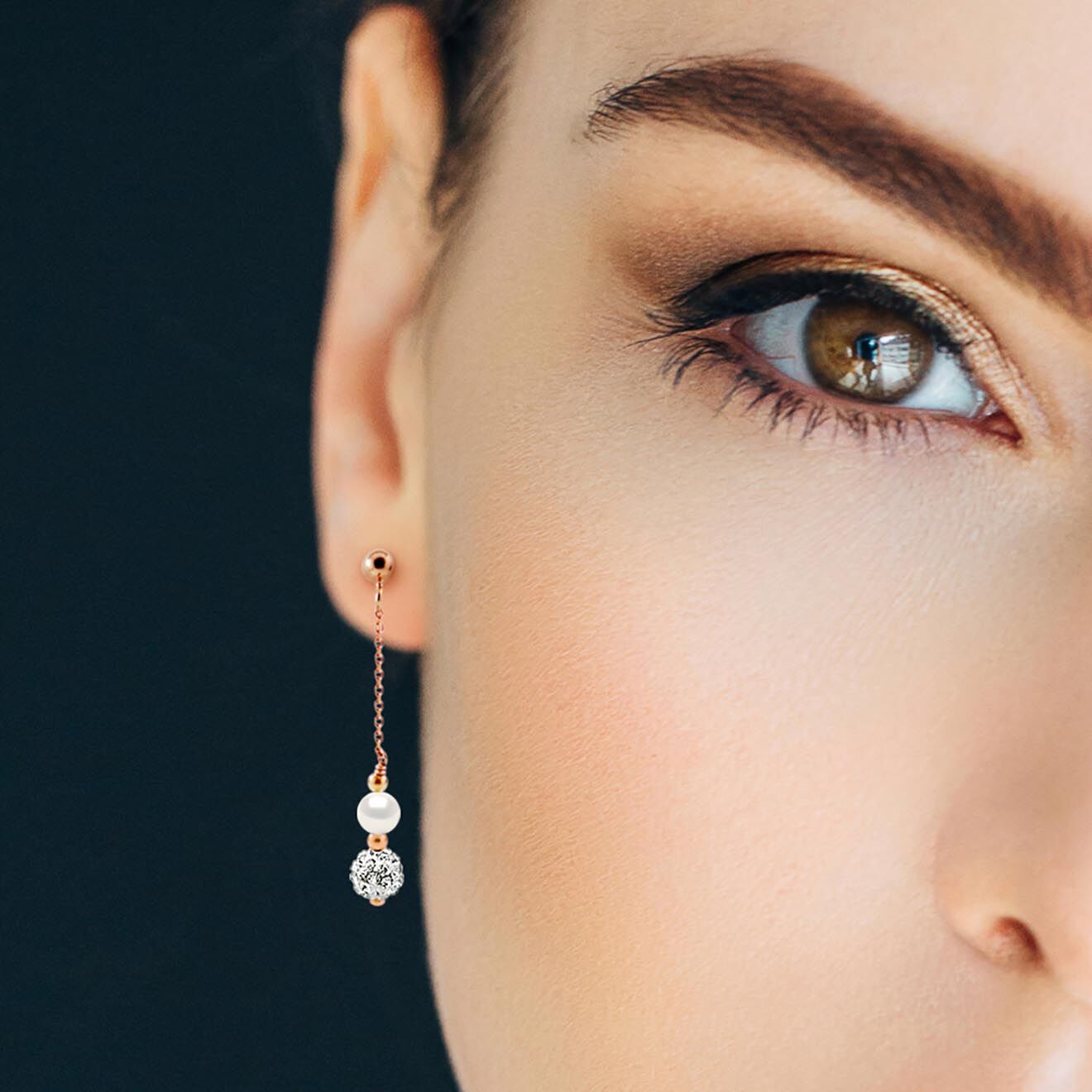 Mitzuko Boucles d'Oreilles Argent plaqué Or Rose, Cristal & Perles d'Eau Douce traversantes rondes blanc naturel