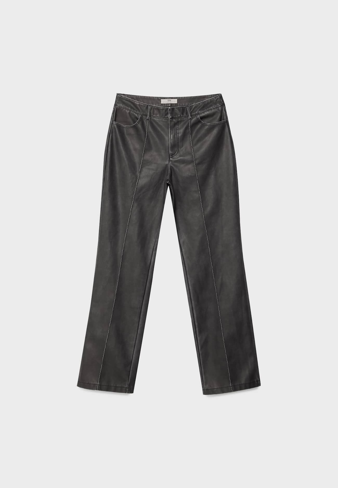 Calça reta com efeito couro e detalhe de costura