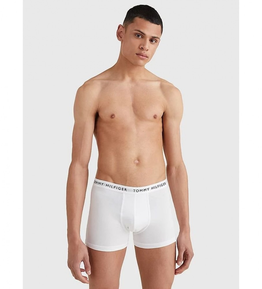 Conjunto de 3 cuecas boxer Tommy Hilfiger Trunk Essentials com logo, nas cores azul-marinho, vermelha e branca.