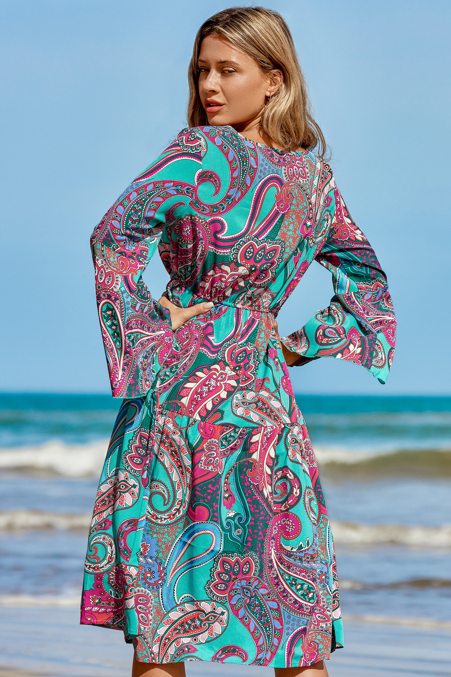 Robe midi à manches en cloche paisley