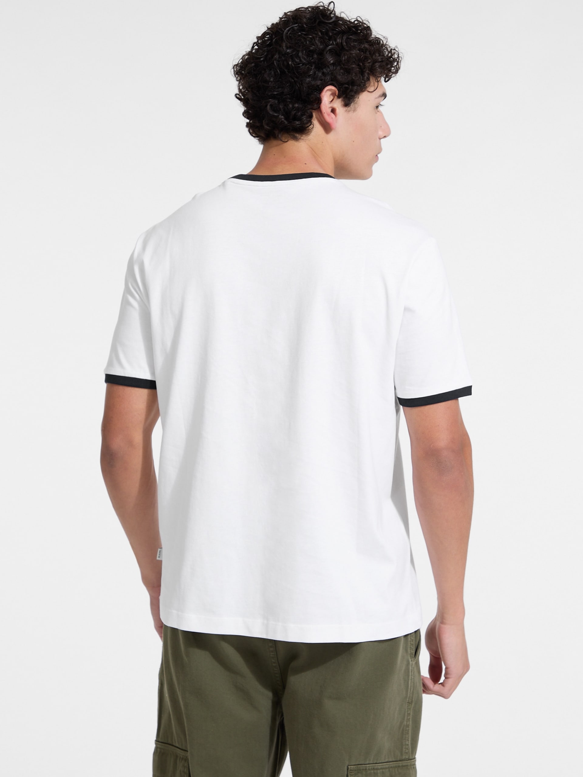 Camiseta com gola redonda e logo