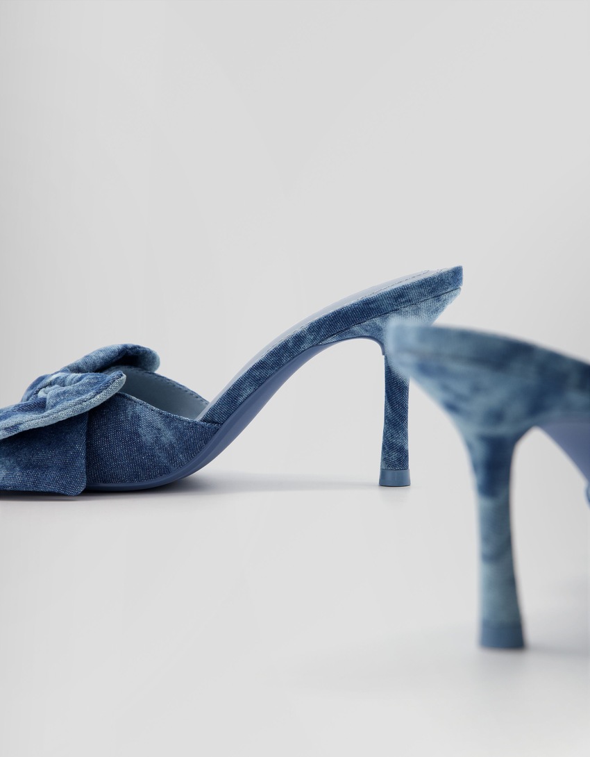 Mules de jeans com salto e laço.