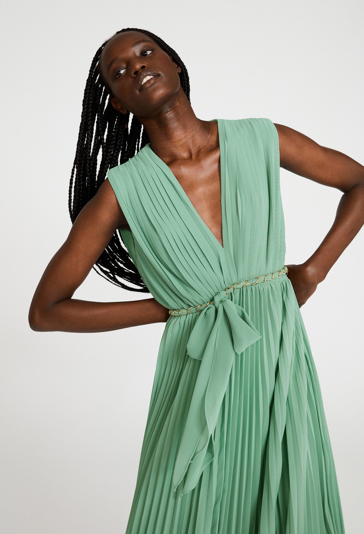 Robe midi plissee ceinturee