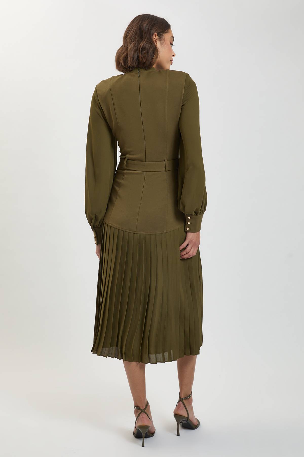 KarenMillen Robe Longue Plissée Petite Taille en Mélange Ponte et Georgette avec Manches Ballon et Détail Découpé