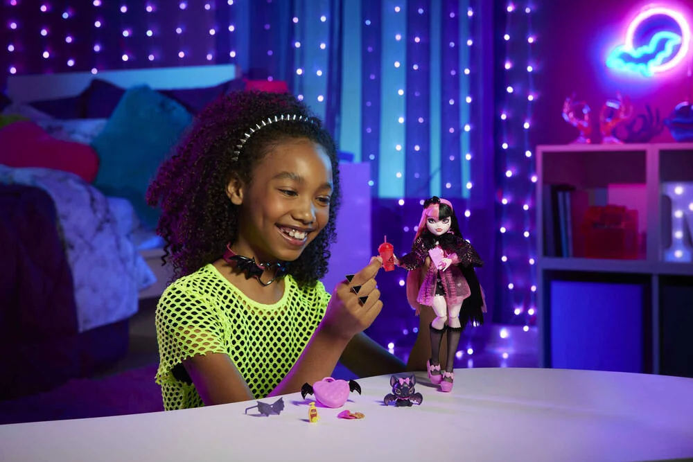 MONSTER HIGH -  POUPEE DRACULAURA AVEC CHAUVE-SOURIS DE COMPAGNIE