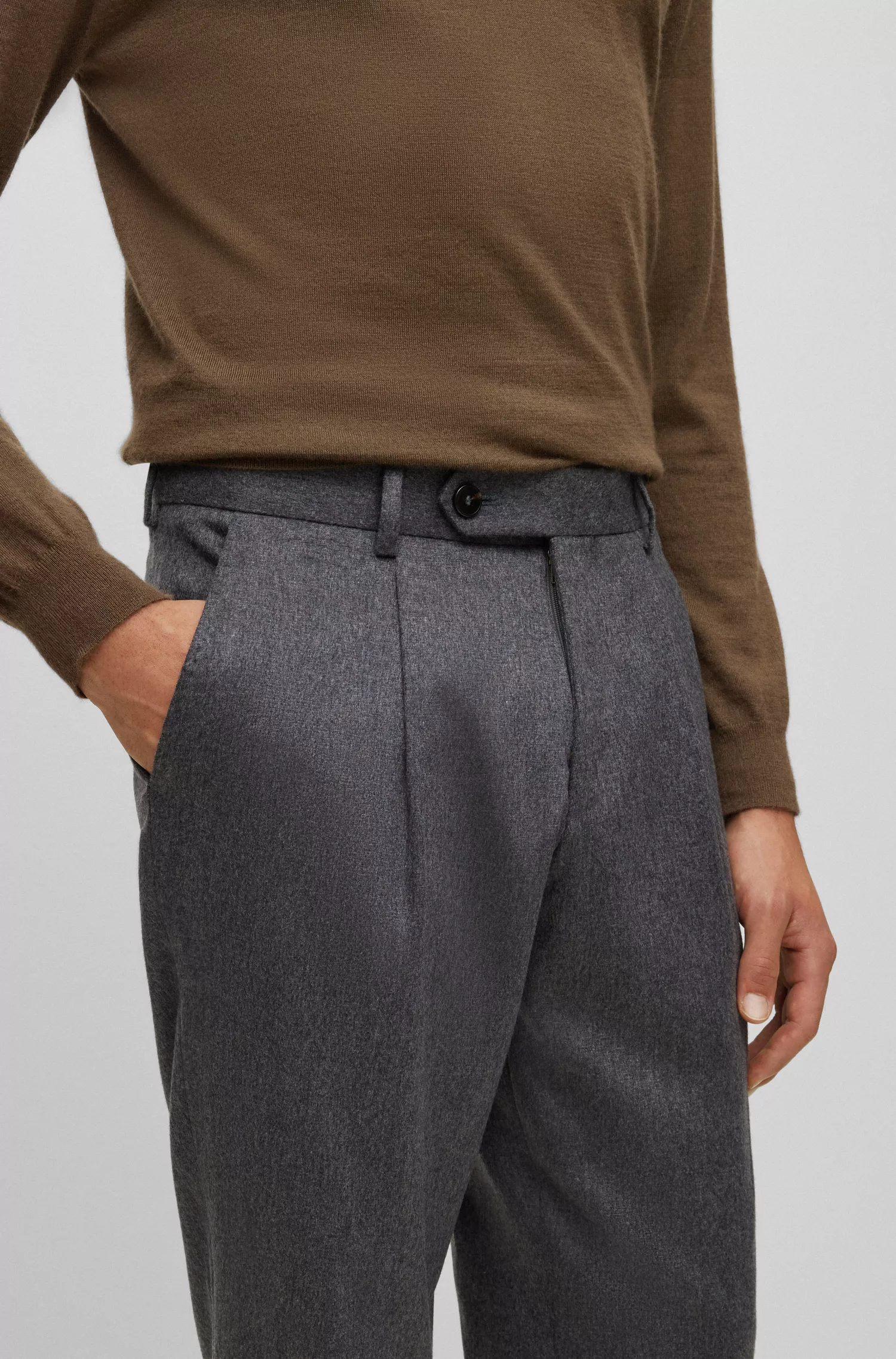 Calça BOSS cor camelo, corte relaxado, em mistura de cashmere.