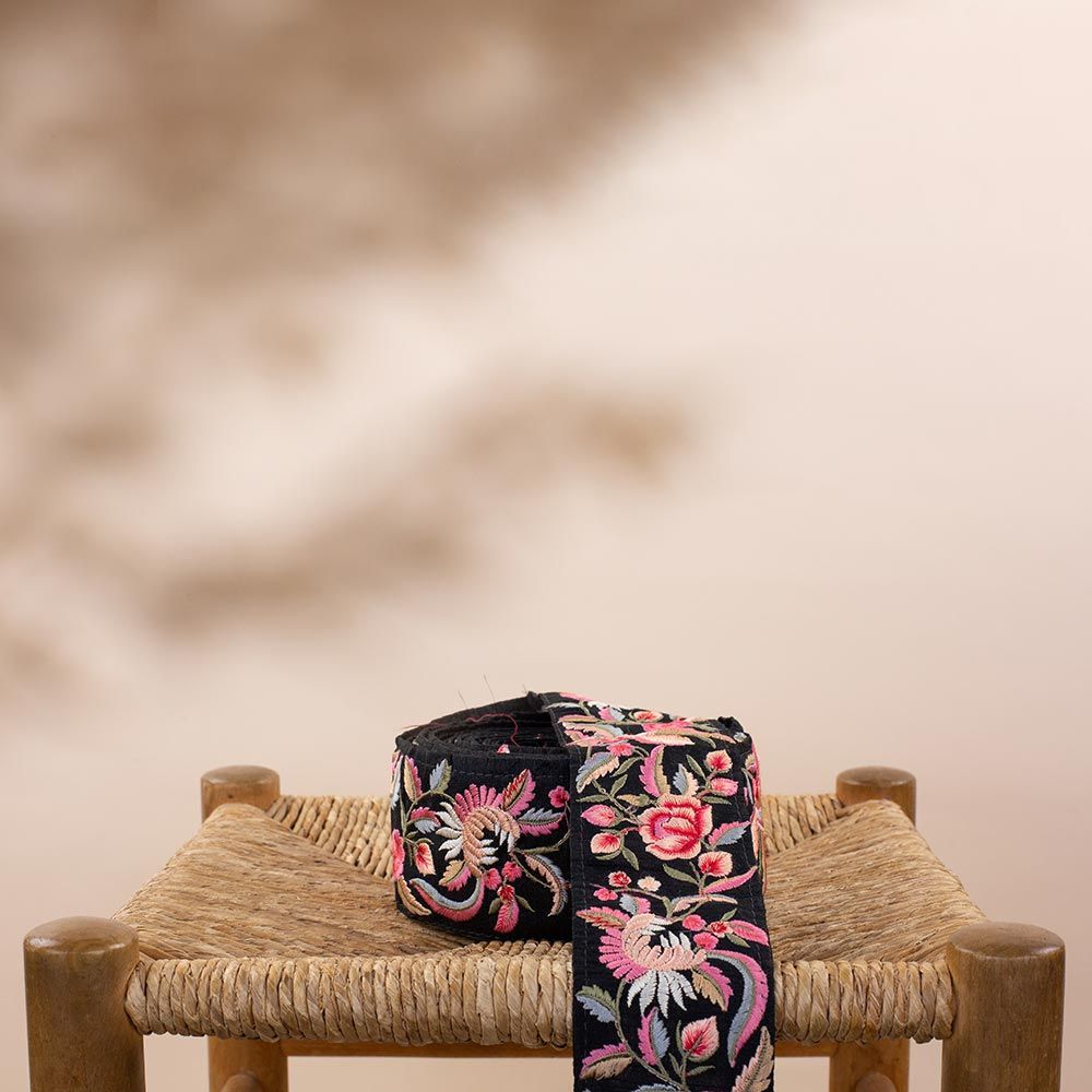 Moonrise geborduurde sierband breed roze bloemen