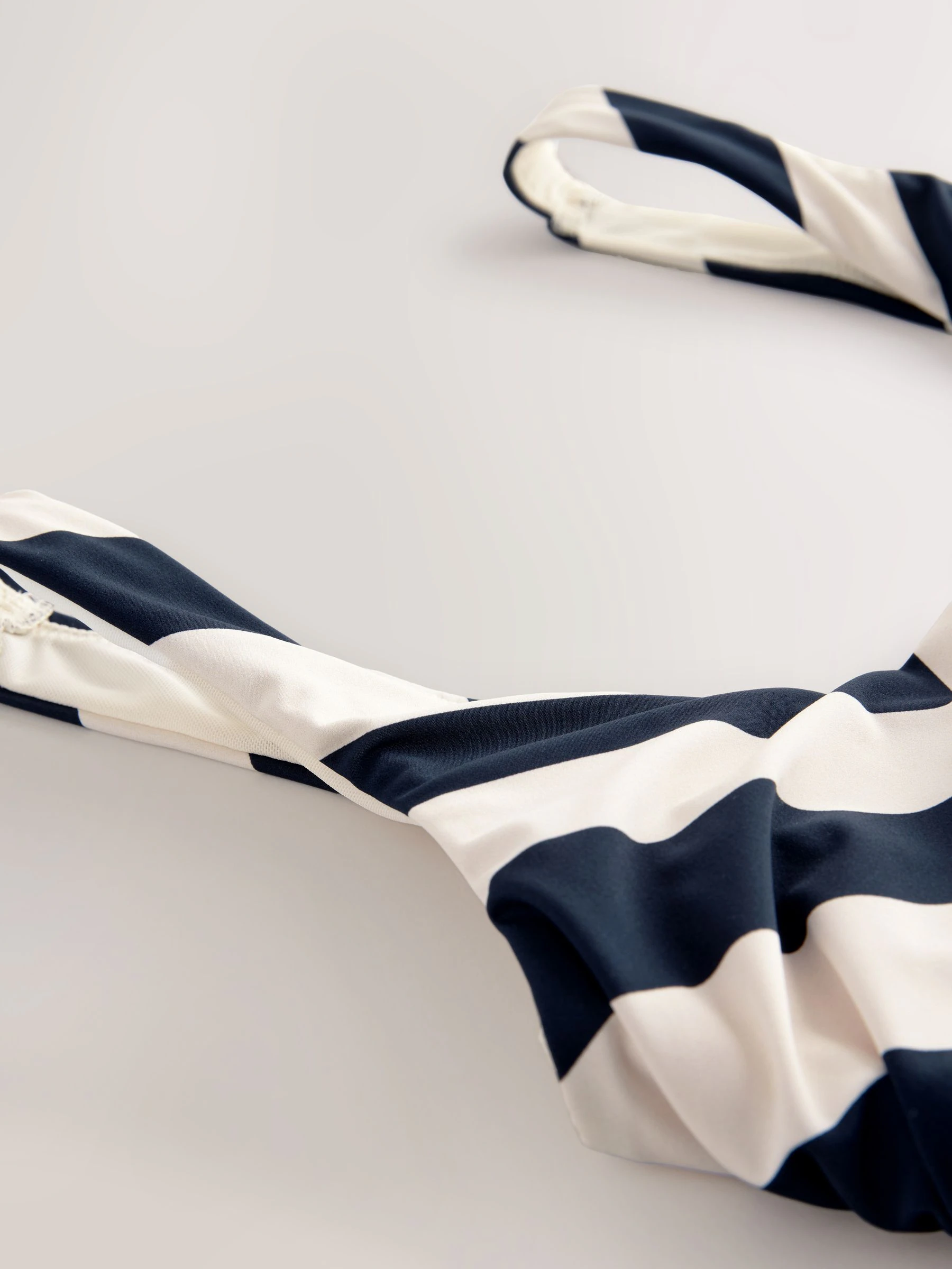 Marineblauw/roomkleurig chevron - Buikcorrigerend DD+ badpak met beugels en ronde hals