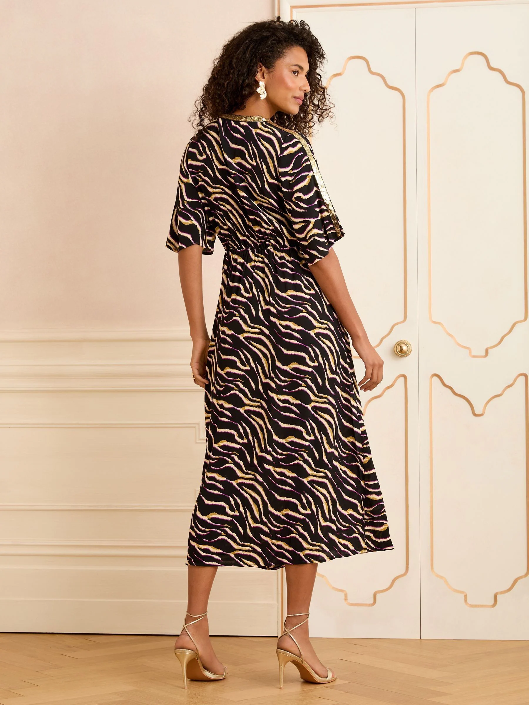 Zwart met zebraprint - Love & Roses midi-jurk met pailletten en engelmouwen