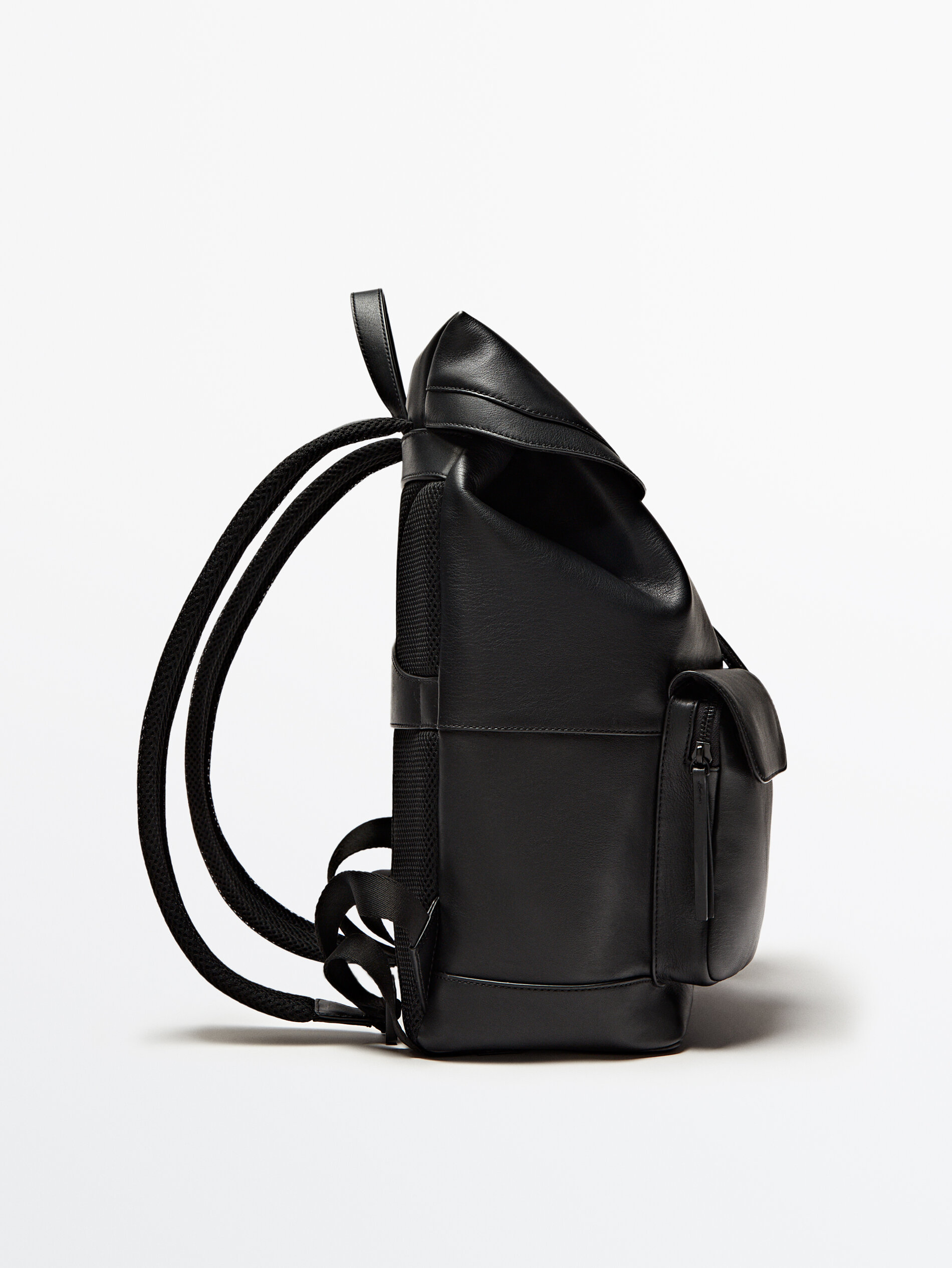 Mochila preta de couro com bolsos - PRETA