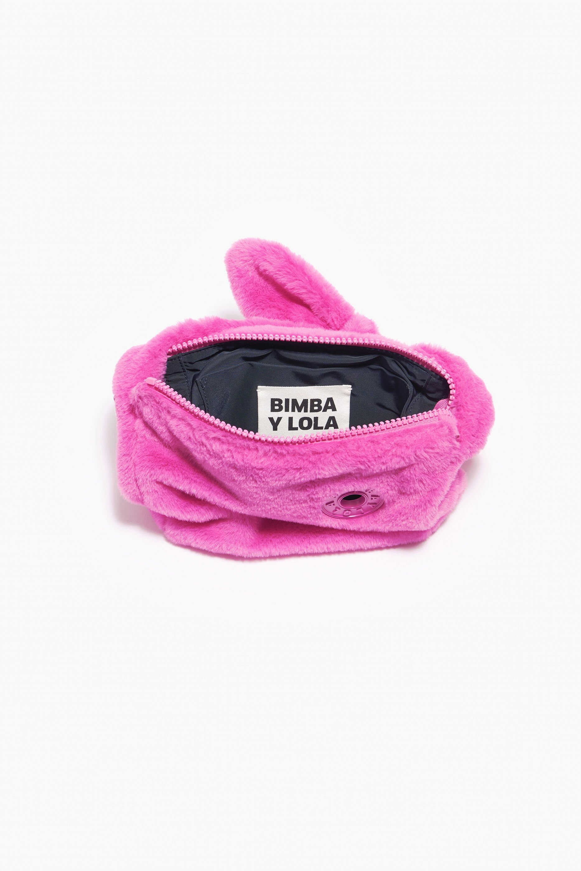 Bolsa hobo tamanho P com forro de pele rosa.