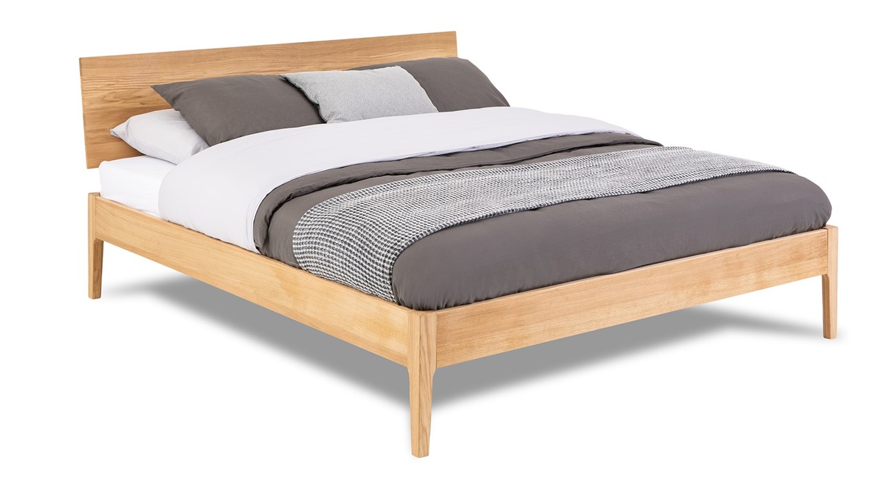 Bed Sky met hoofdbord en poten hout eiken honing
