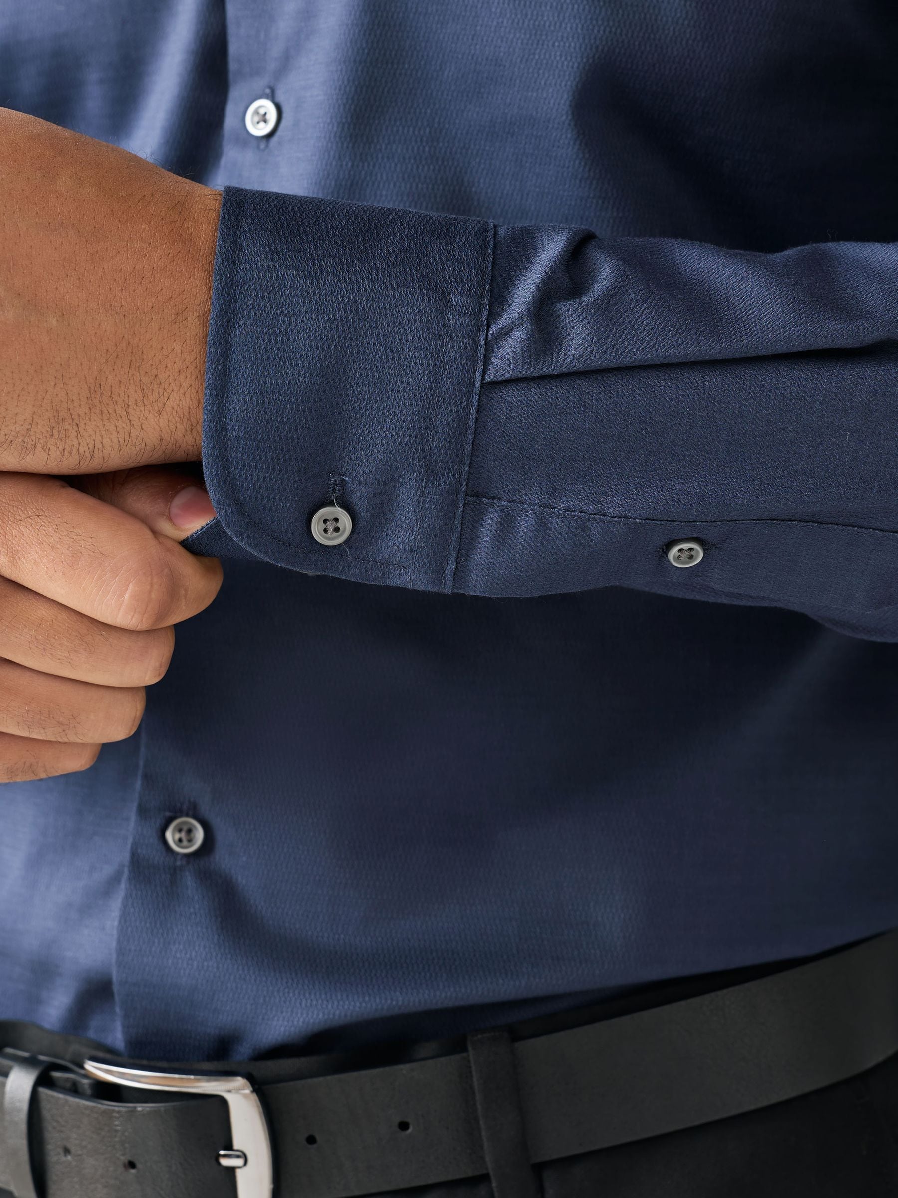 Marineblauw - Slim Fit - Onderhoudsvriendelijk, getextureerd, slim fit overhemd met enkele manchet