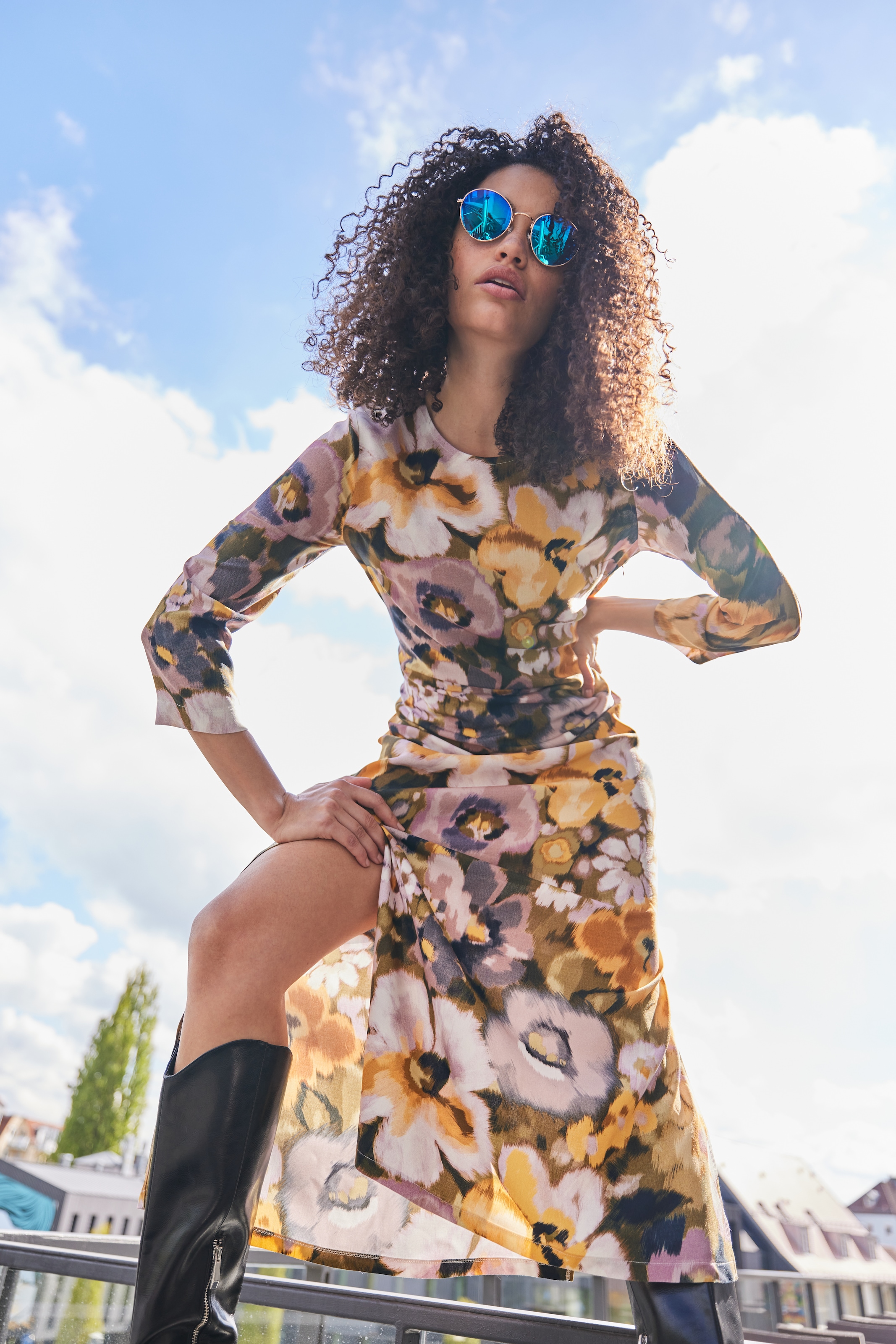 Aniston CASUAL Maxikleid mit Blütendruck im Batik-Look- jedes Teil ein Unikat