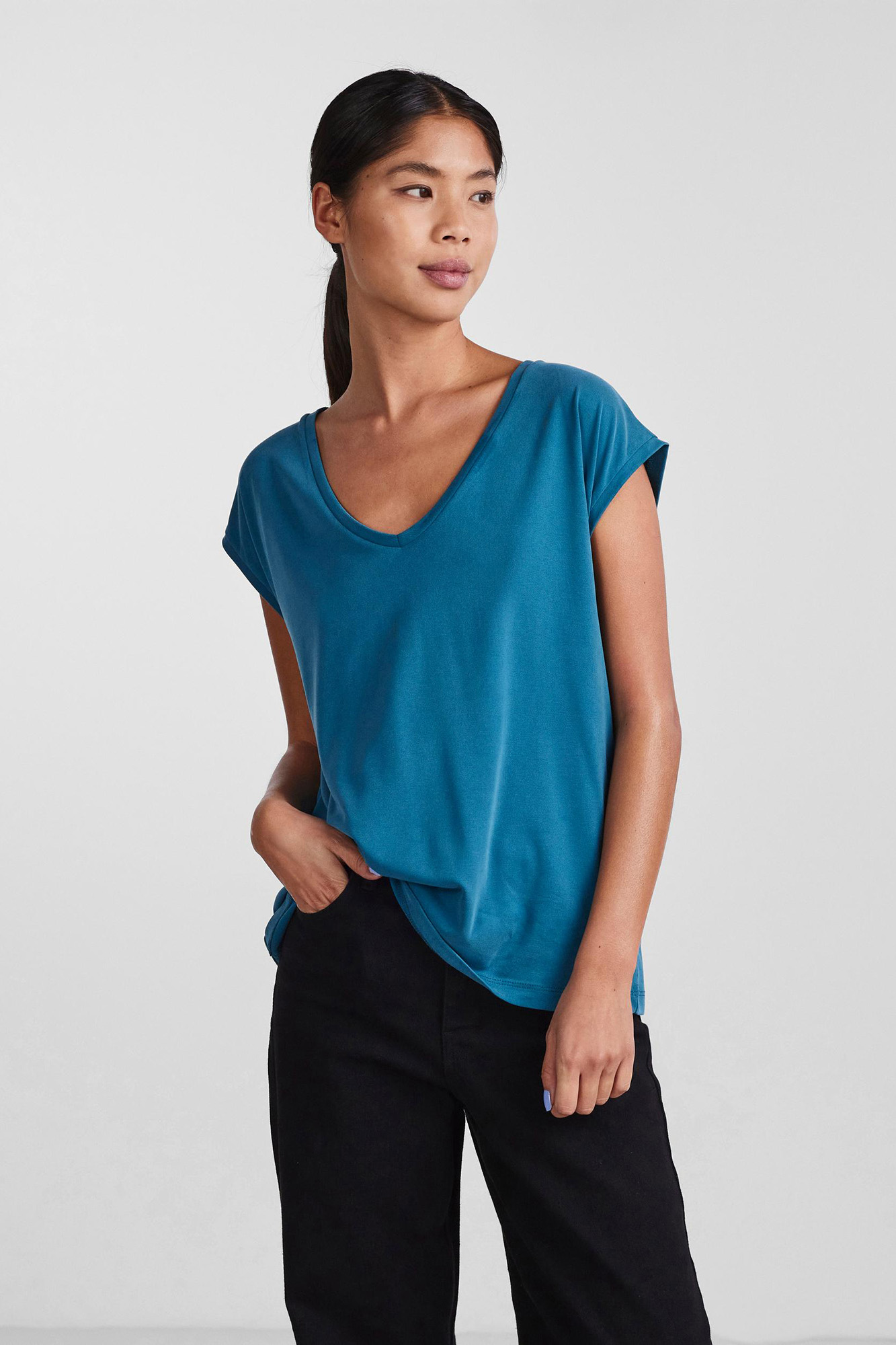 Camiseta básica em MODAL-TENCEL. Mangas curtas e decote em V.
