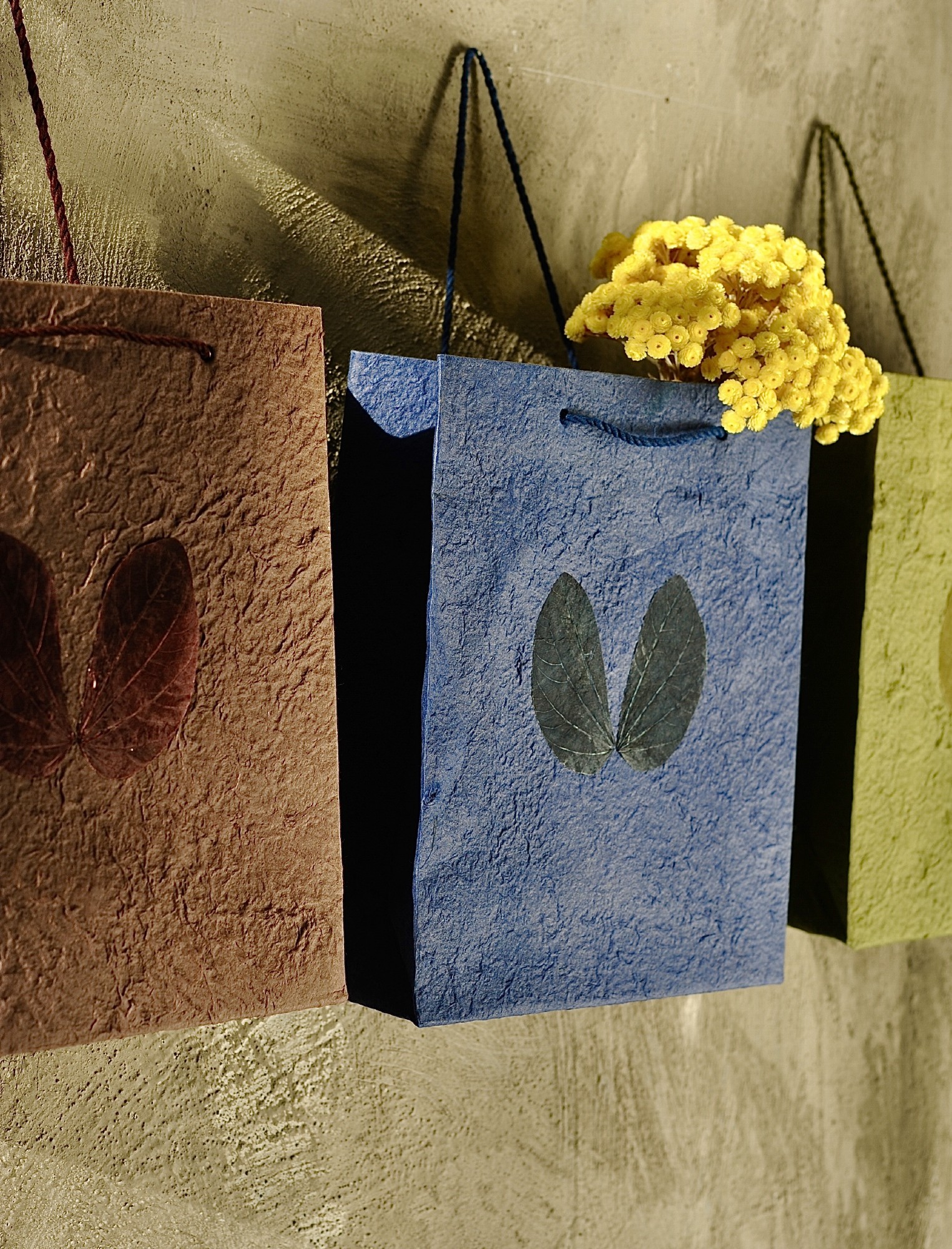 Papiertasche mit Blume, dunkelblau, B 30 cm, H 25 cm, L 10 cm günstig bestellen