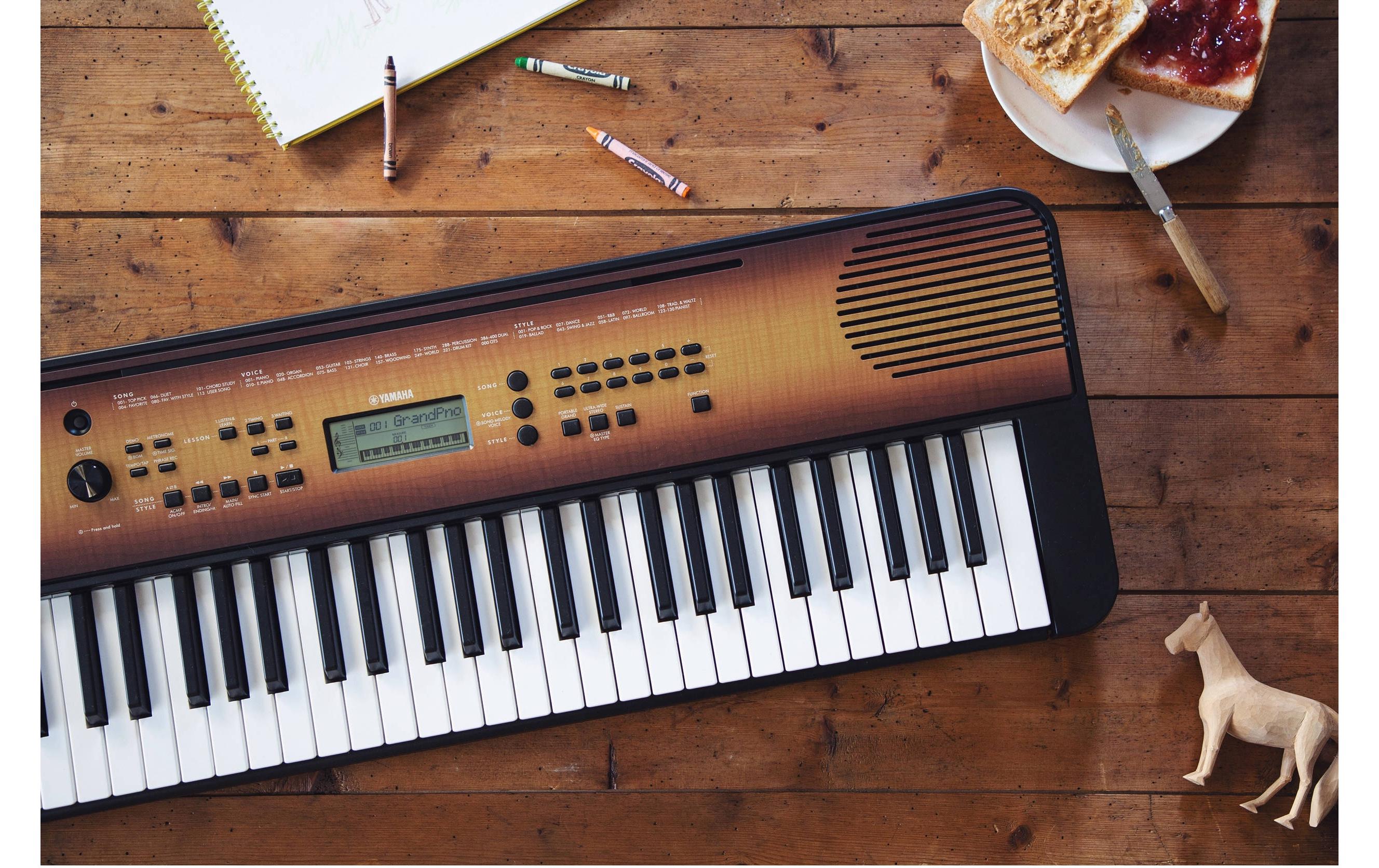 Keyboard PSR-E360MA Maple<br>Portables Einsteiger-Keyboard, dessen Design perfekt für Ihren Wohnbereich geeignet ist