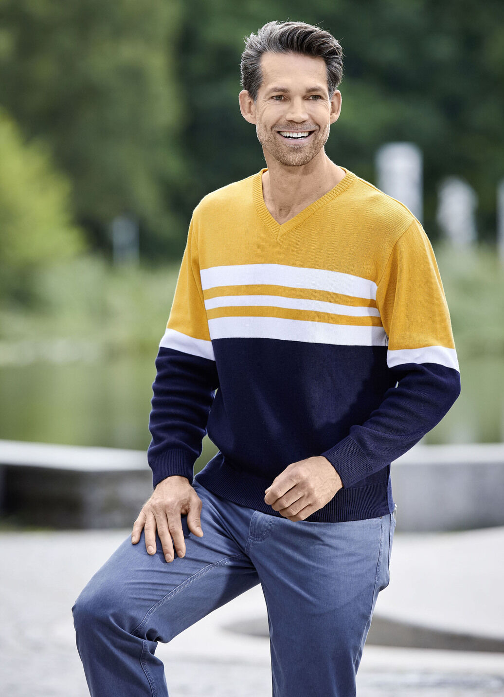 Modischer V-Pullover