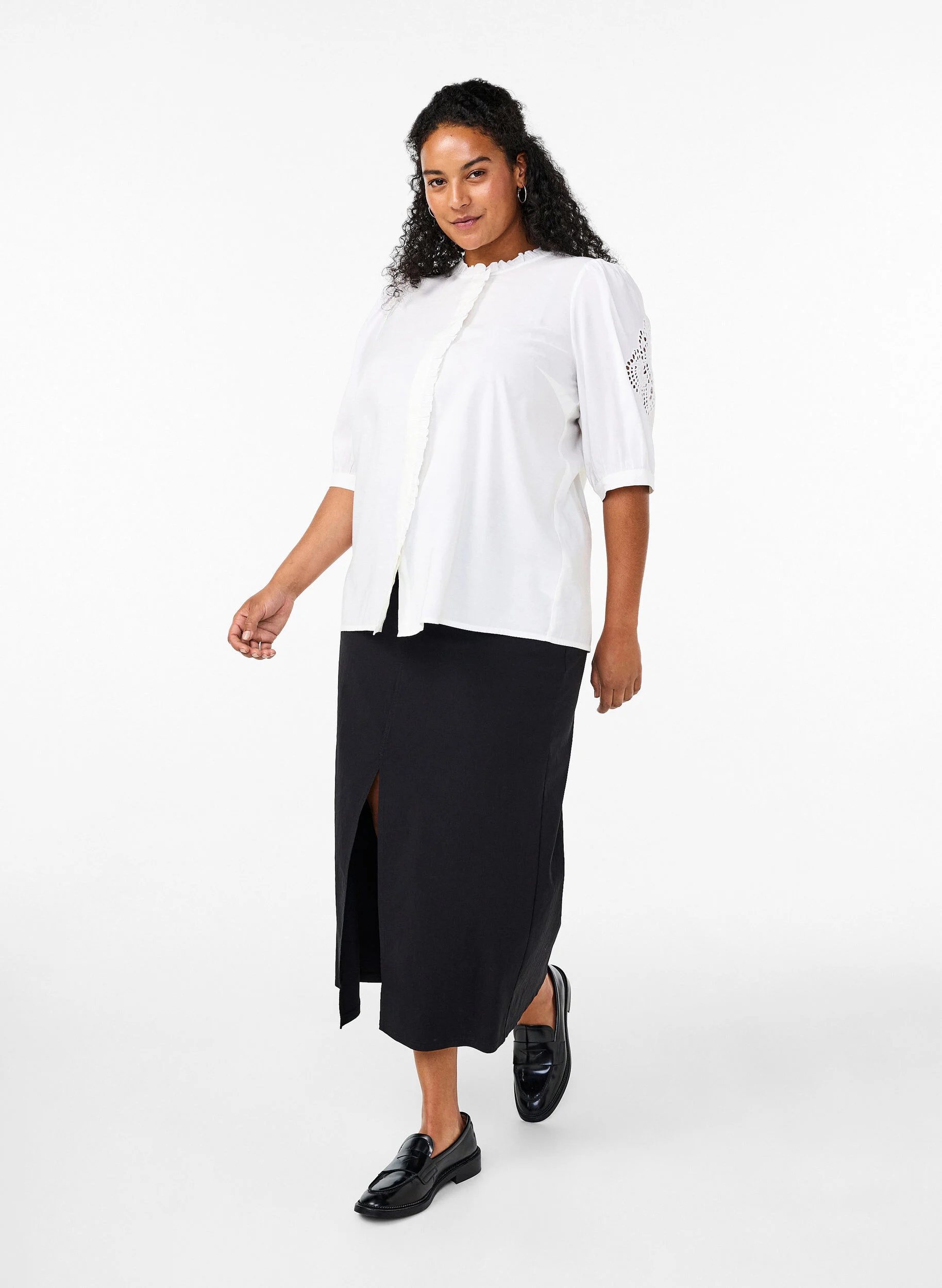 Skjortebluse med flæser og broderi anglaise