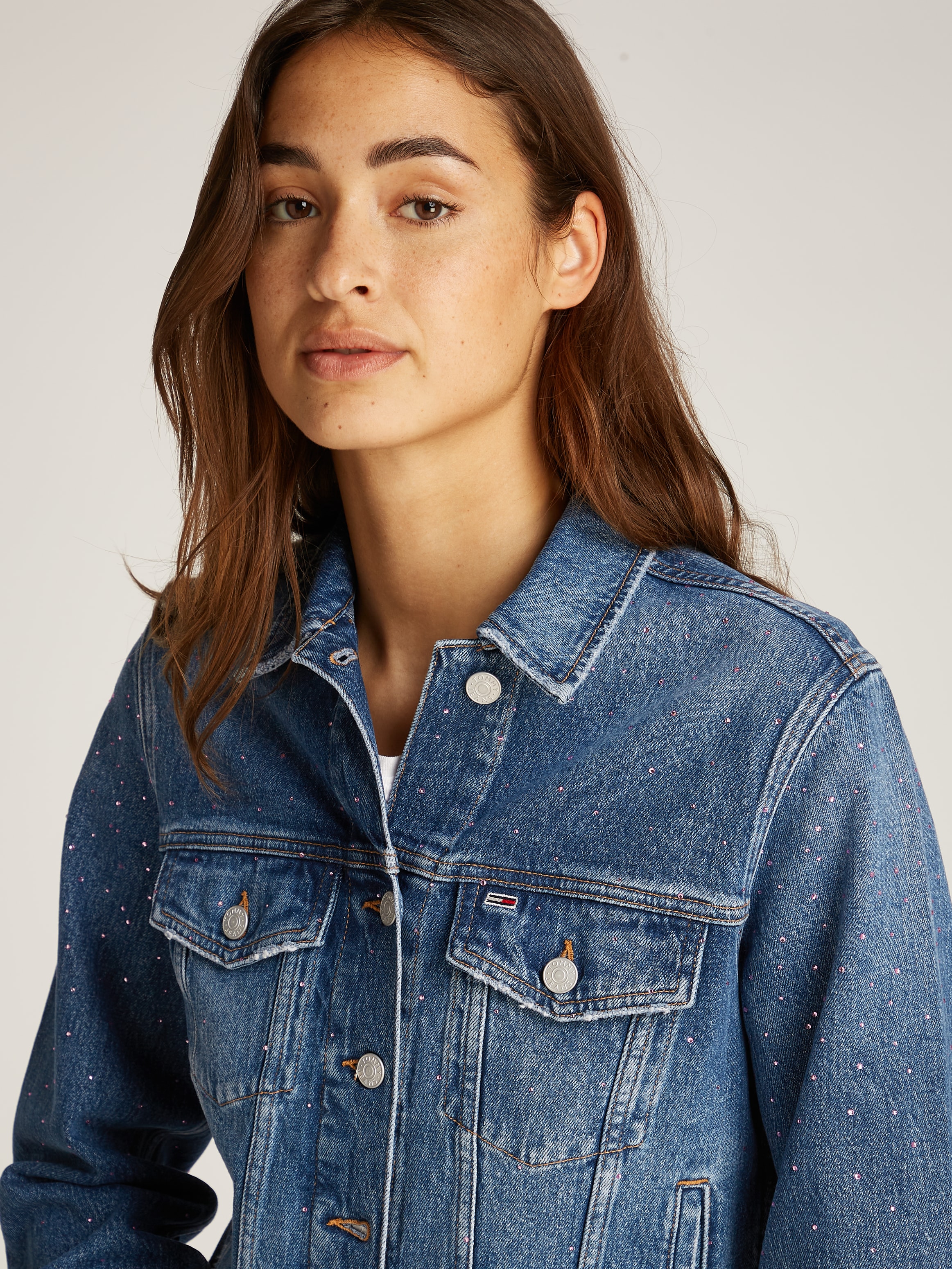 Tommy Jeans Jeansjacke »CLASSIC TRUCKER JACKET AI6136« mit typischen Trucker Details, mit Schmucksteinen