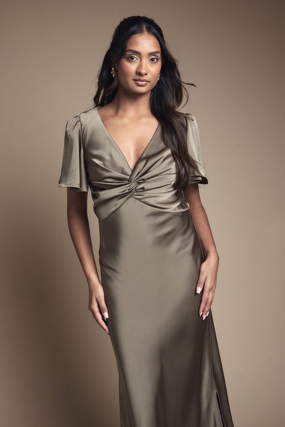 Oasis Robe De Demoiselle D'honneur Mi-longue Olive En Satin Avec Détail Torsadé Devant Et Manches Papillon
