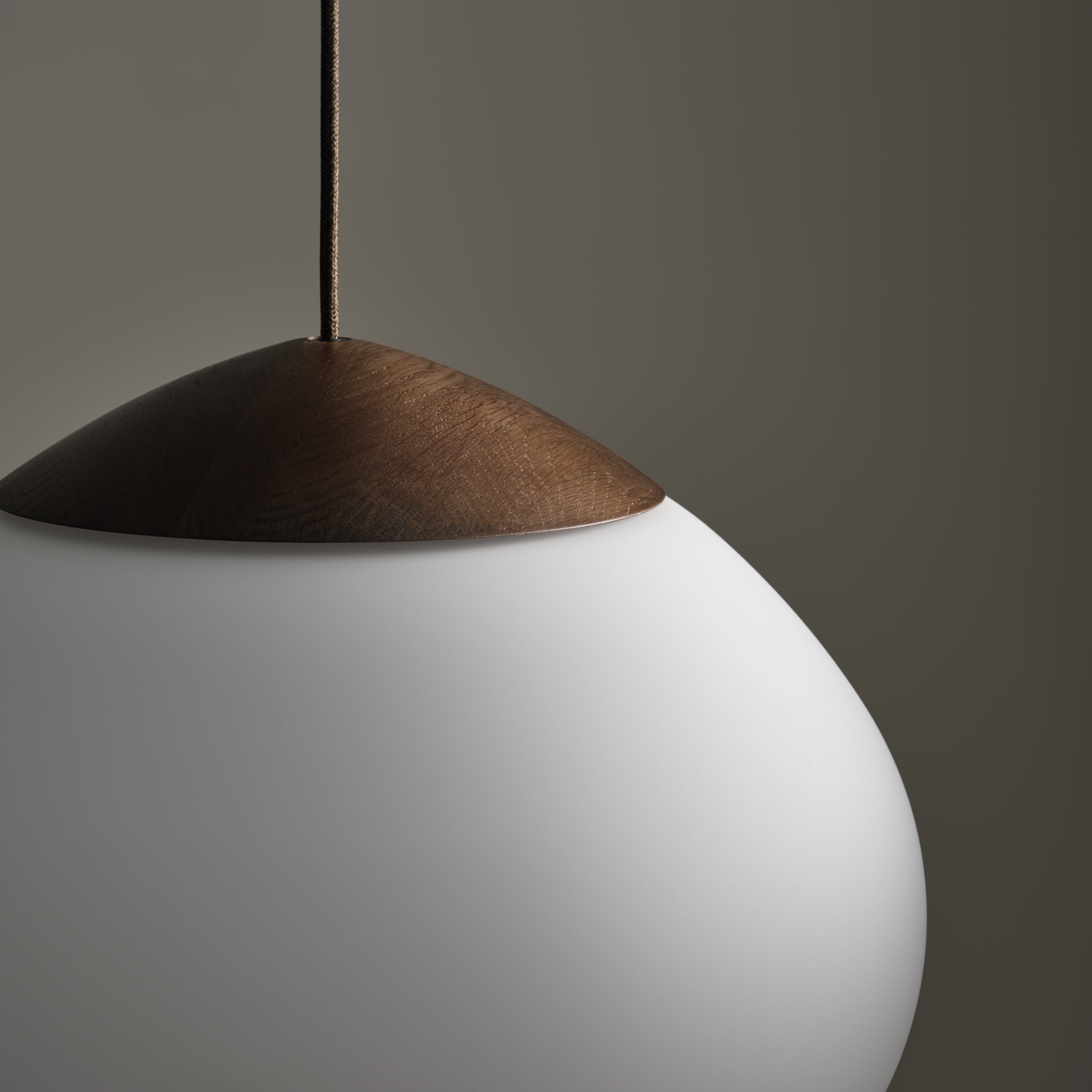 Bolia Acorn Hanglamp Ã 32 cm - Opaalglas - Donker Eiken