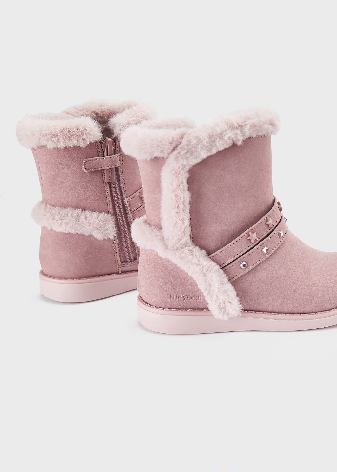 Botas de cano curto com forro e tachas para meninas